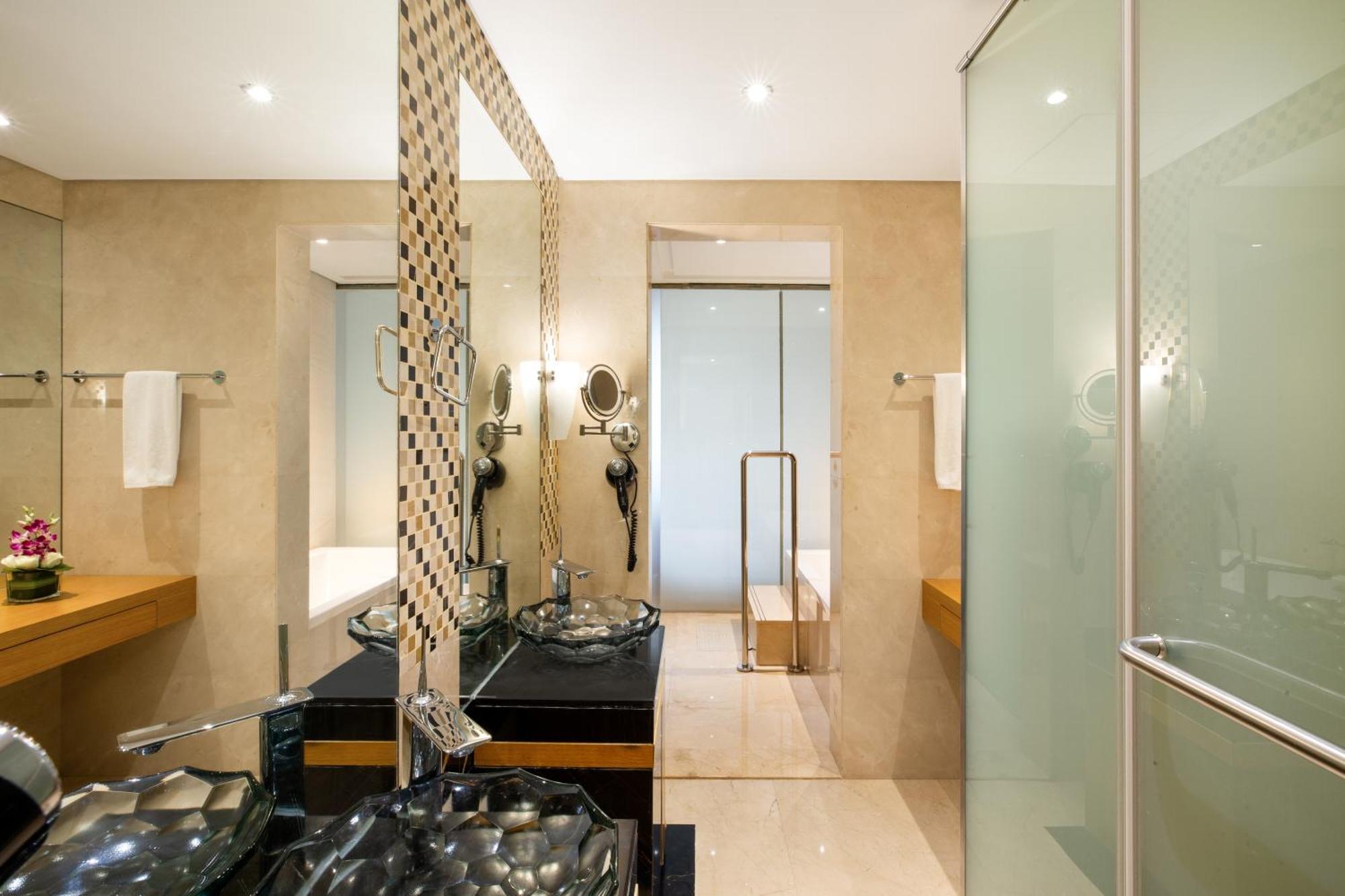 Royal Continental Hotel 4*