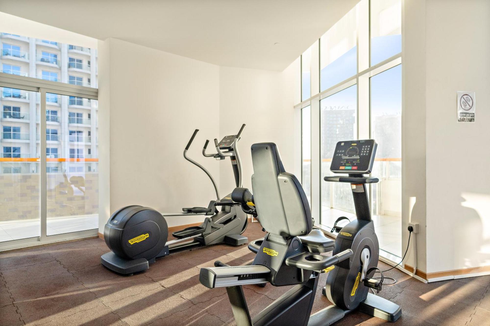 Stunning Waterfront Burj Views With Pool & Gym, Sleeps 6 Apartment *