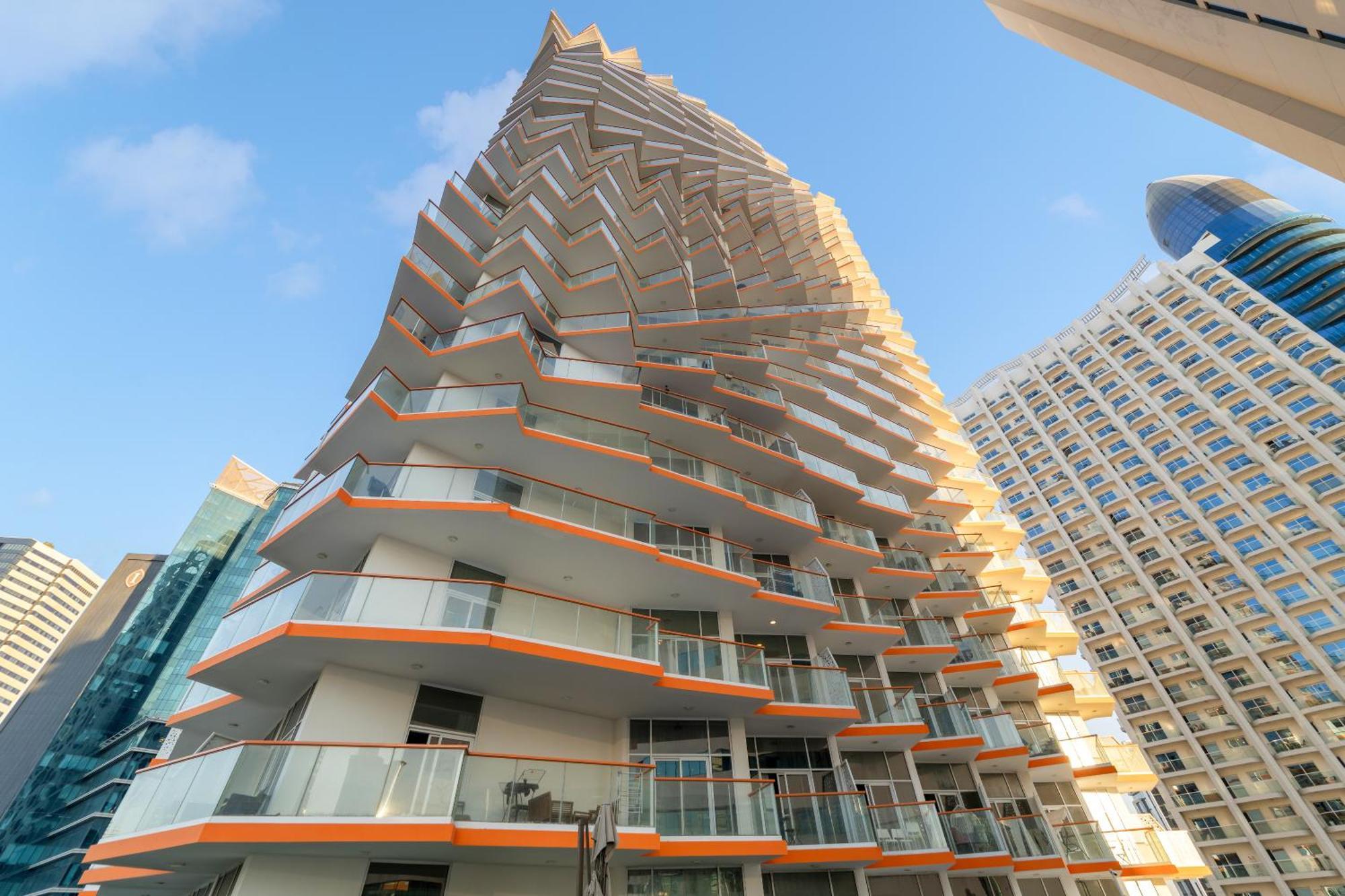 Stunning Waterfront Burj Views With Pool & Gym, Sleeps 6 *