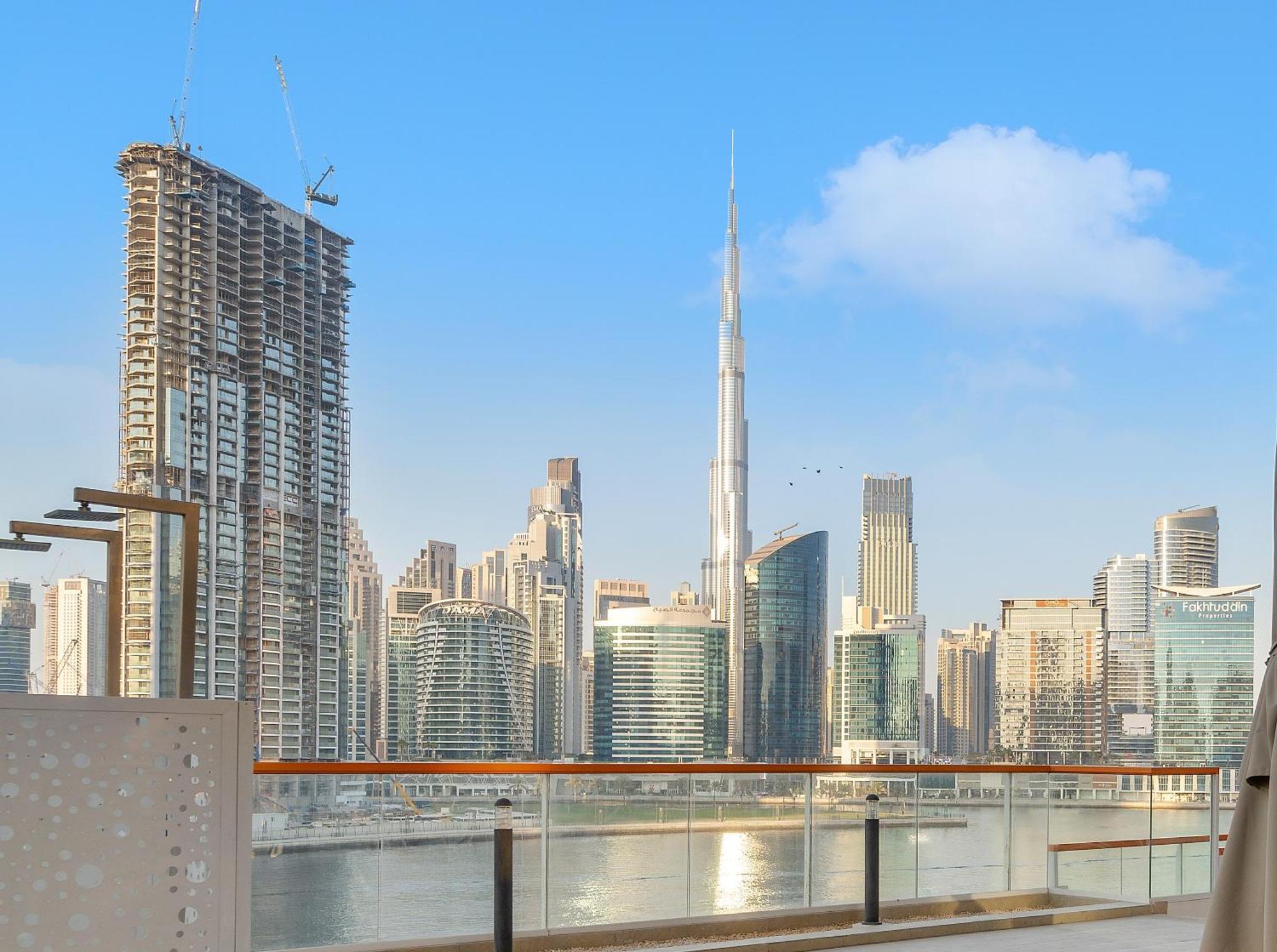 Apartment Stunning Waterfront Burj Views With Pool & Gym, Sleeps 6 Dubai