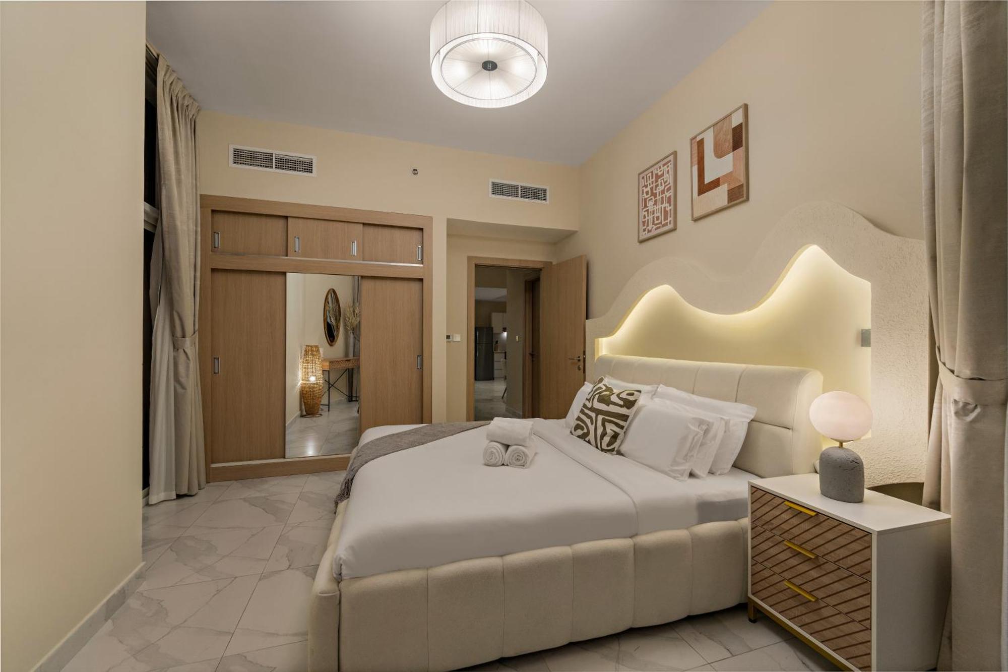 Stunning Waterfront Burj Views With Pool & Gym, Sleeps 6 Apartment
