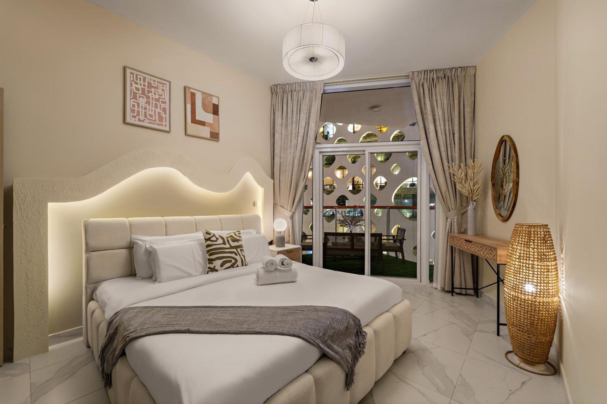 Stunning Waterfront Burj Views With Pool & Gym, Sleeps 6 Apartment *