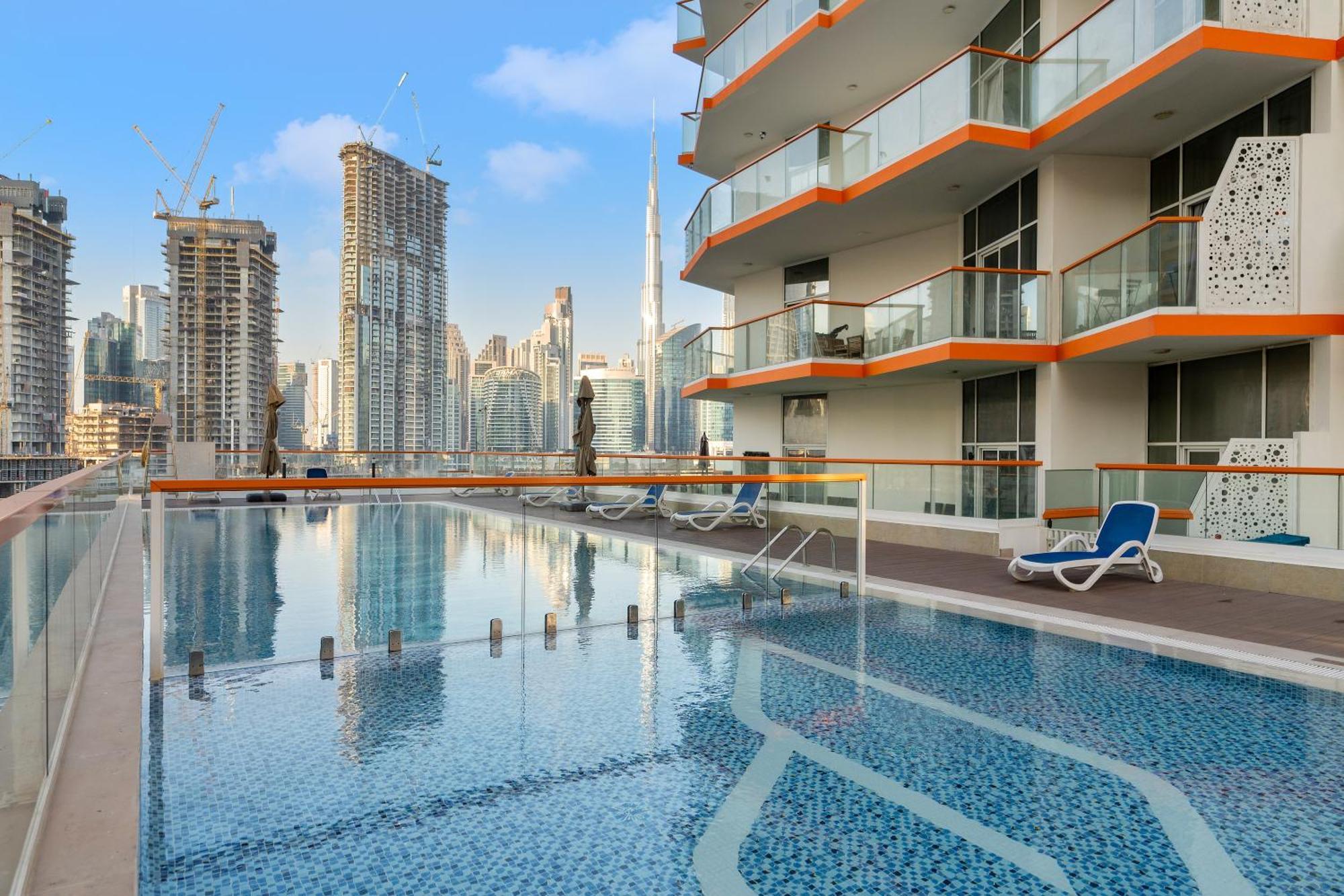 Apartment Stunning Waterfront Burj Views With Pool & Gym, Sleeps 6 *