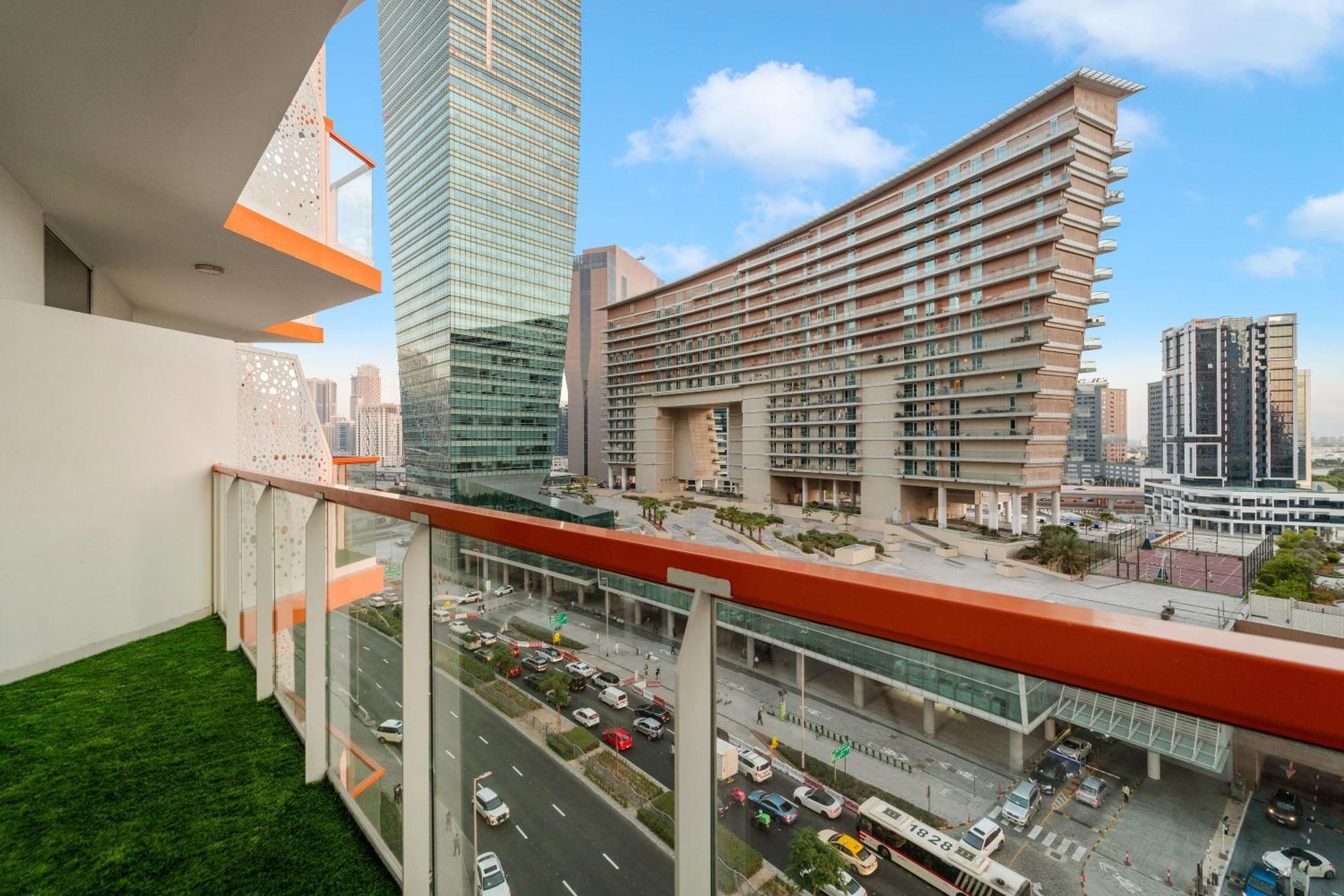Stunning Waterfront Burj Views With Pool & Gym, Sleeps 6 Apartment Dubai