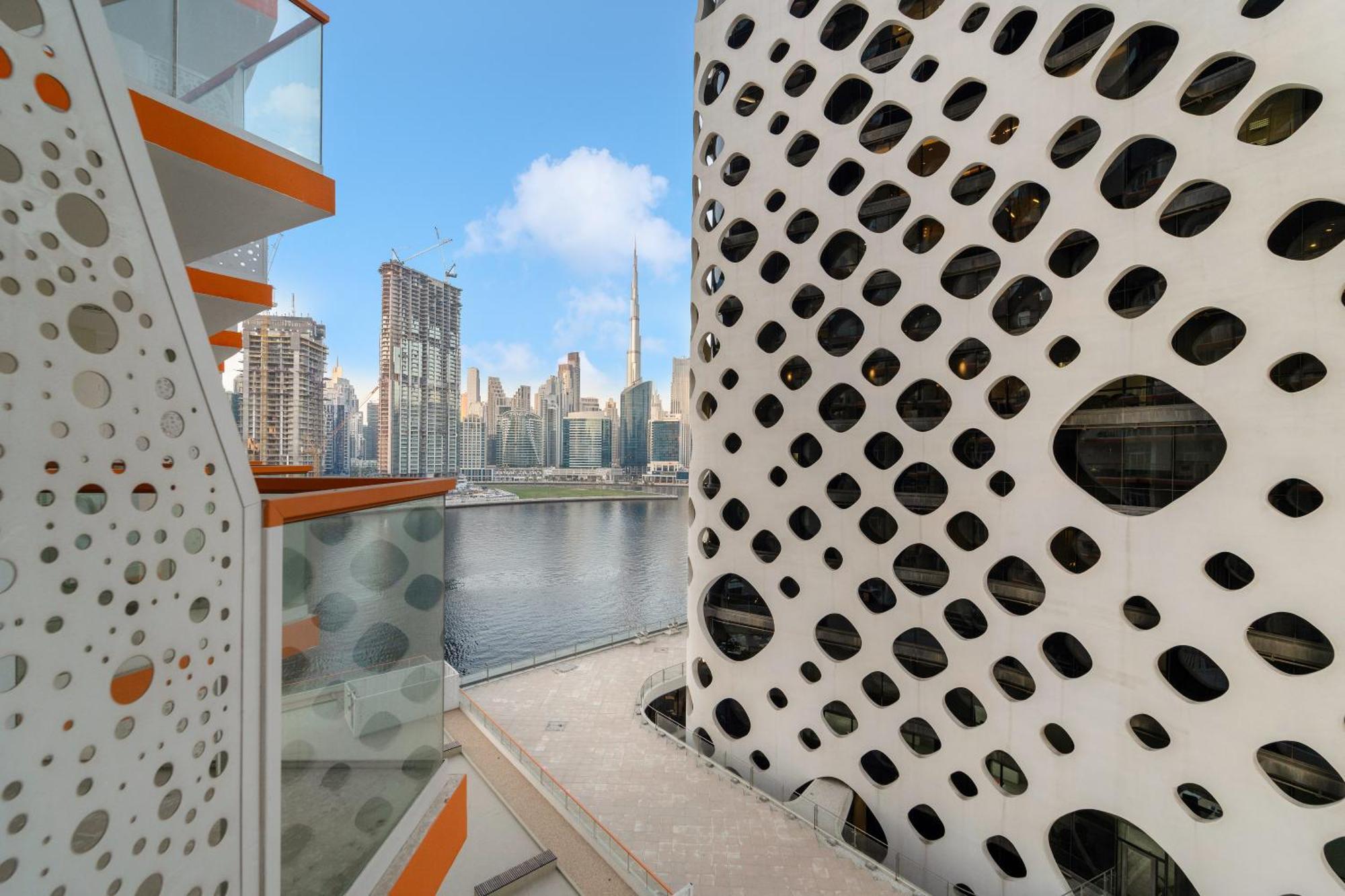 Stunning Waterfront Burj Views With Pool & Gym, Sleeps 6 * Dubai