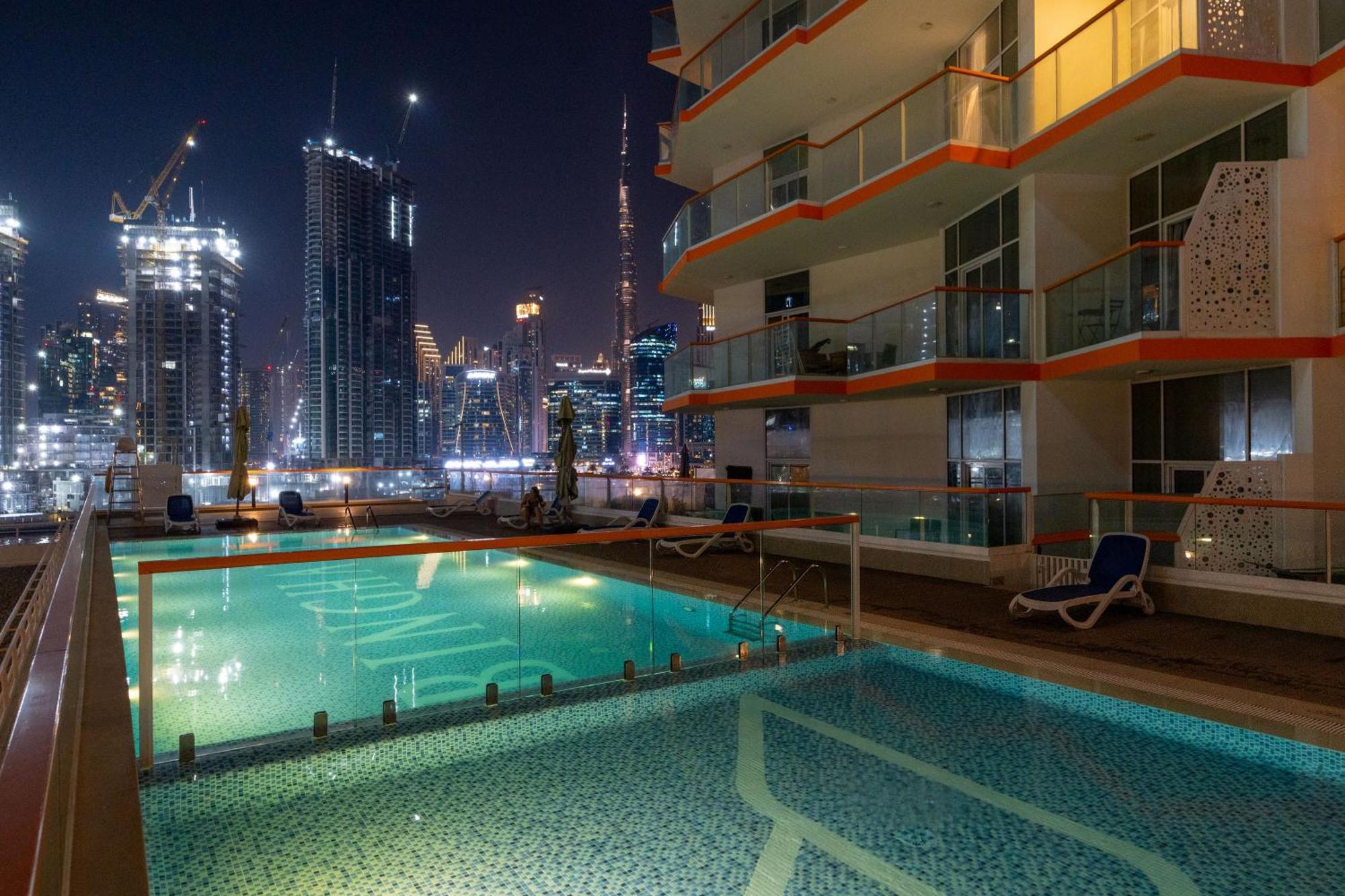 Apartment Stunning Waterfront Burj Views With Pool & Gym, Sleeps 6 *