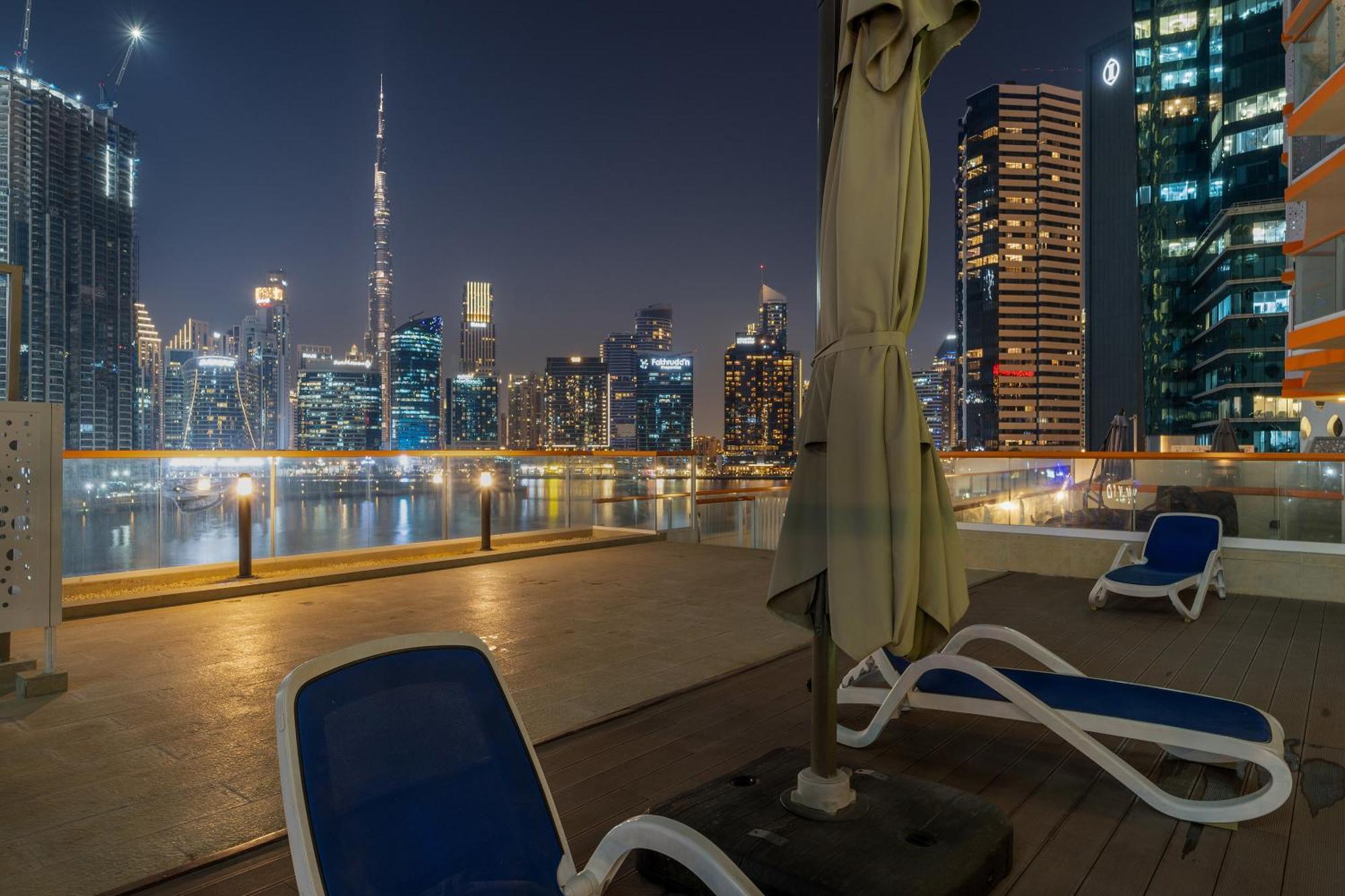 Stunning Waterfront Burj Views With Pool & Gym, Sleeps 6 * Dubai