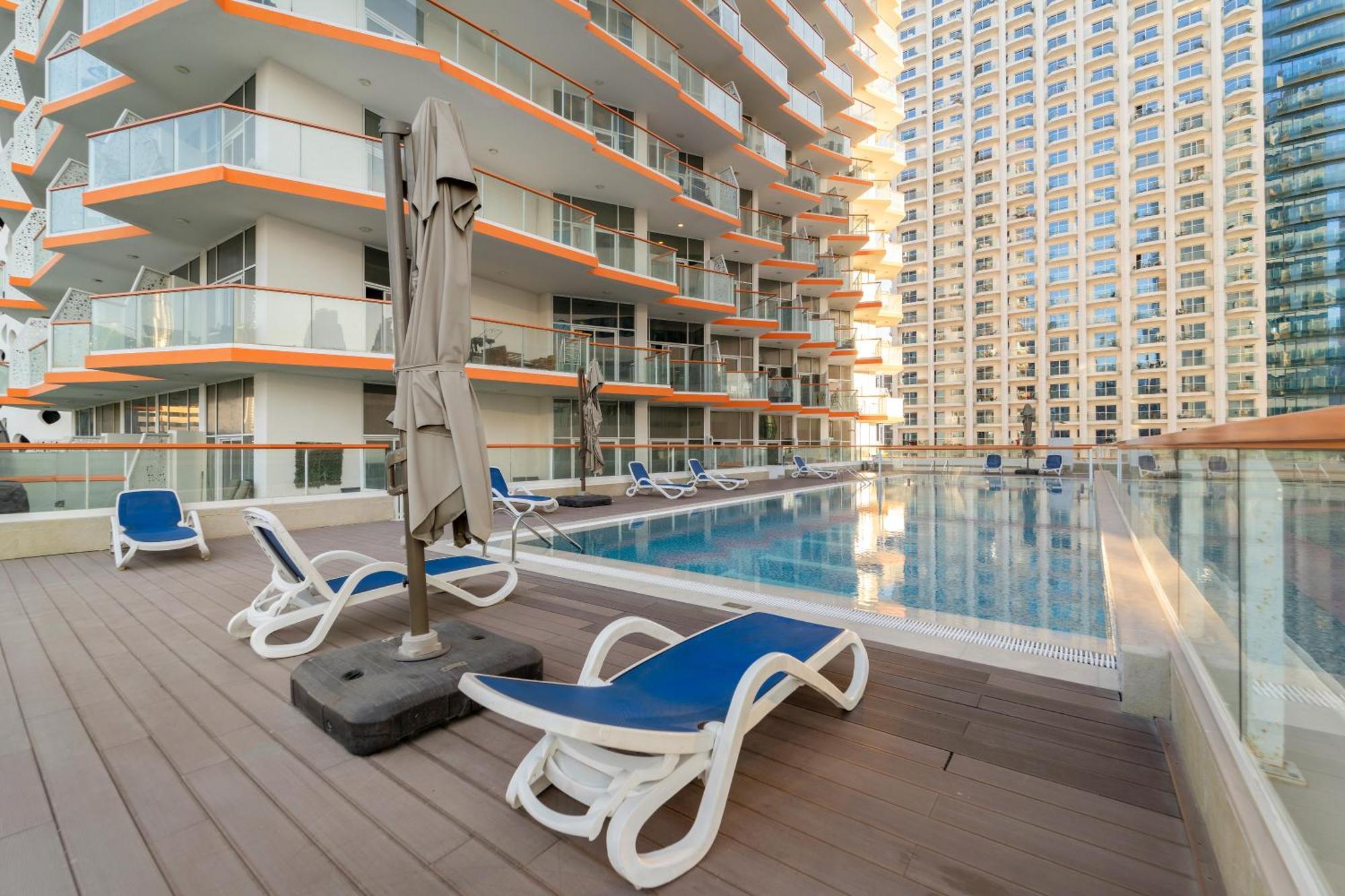 Apartment Stunning Waterfront Burj Views With Pool & Gym, Sleeps 6 *