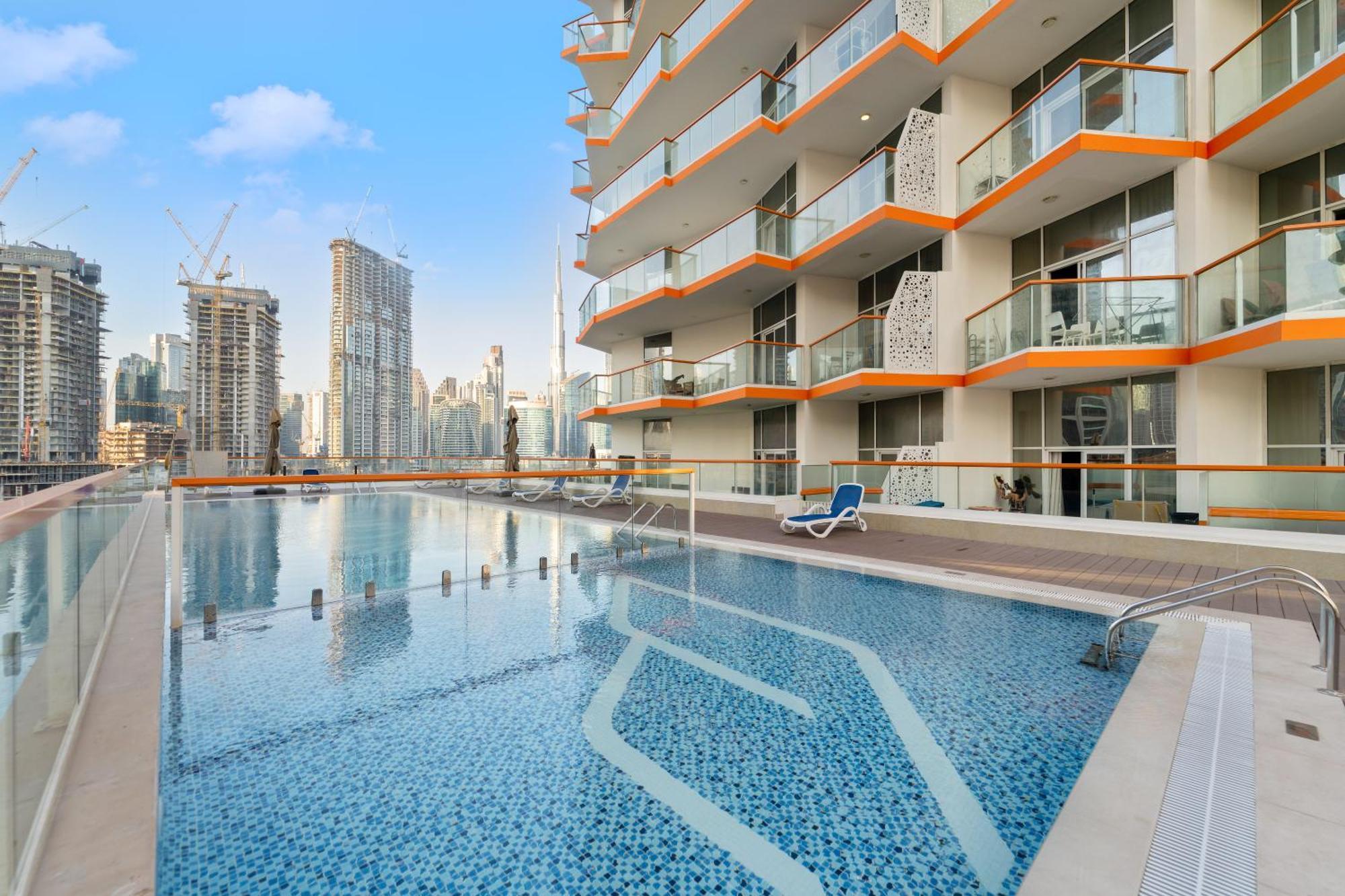 Apartment Stunning Waterfront Burj Views With Pool & Gym, Sleeps 6 Dubai