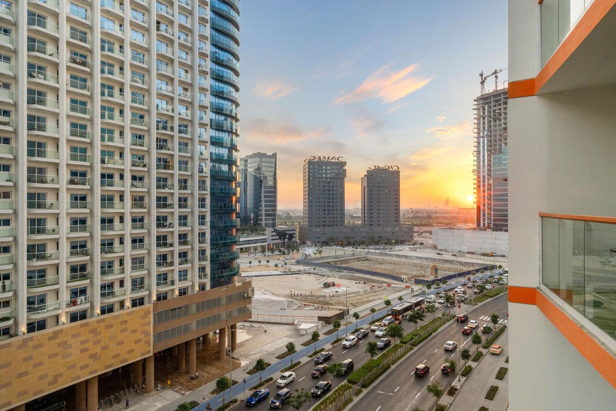 Stunning Waterfront Burj Views With Pool & Gym, Sleeps 6 *