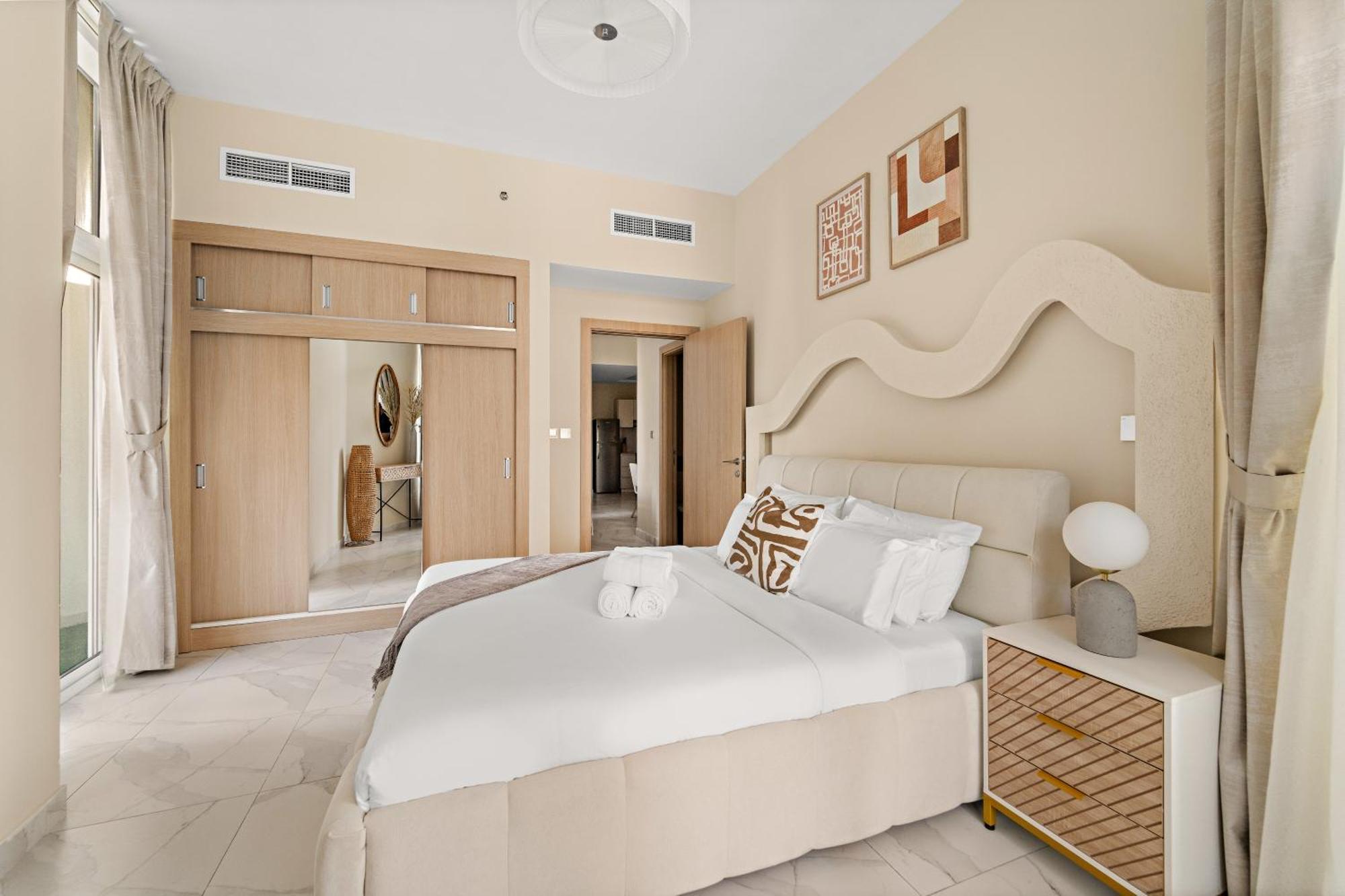 Stunning Waterfront Burj Views With Pool & Gym, Sleeps 6 Dubai