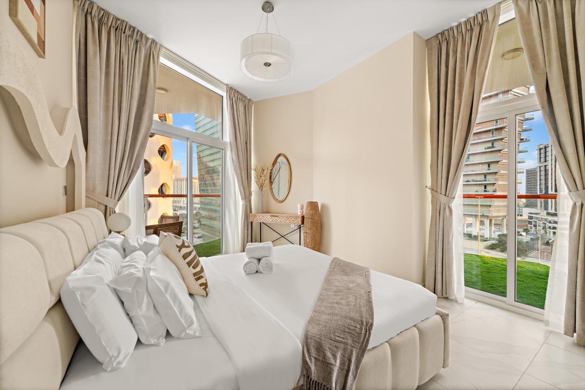 Apartment Stunning Waterfront Burj Views With Pool & Gym, Sleeps 6 *