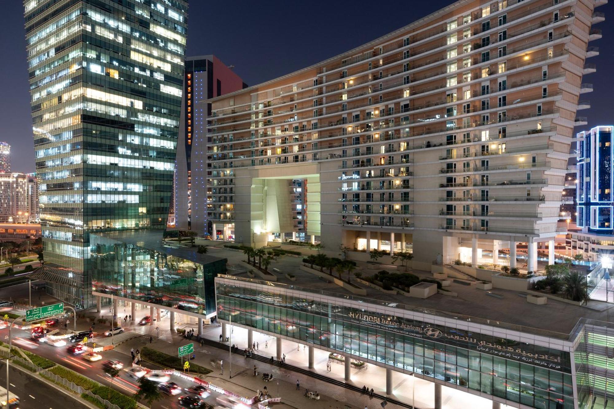 Apartment Stunning Waterfront Burj Views With Pool & Gym, Sleeps 6 Dubai