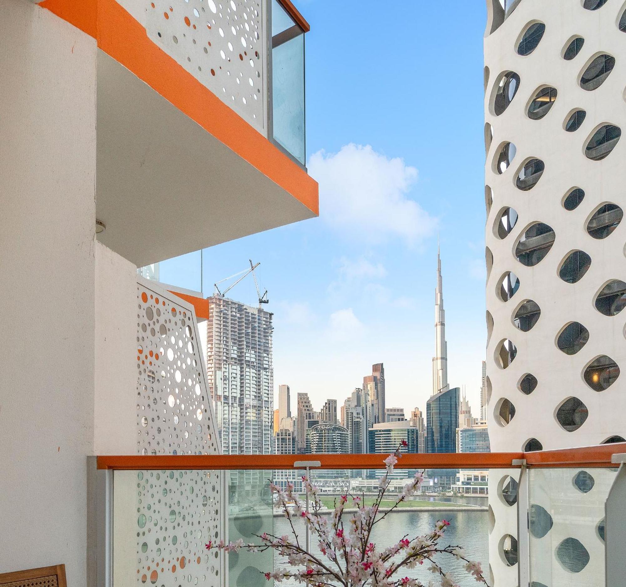 Stunning Waterfront Burj Views With Pool & Gym, Sleeps 6 Apartment