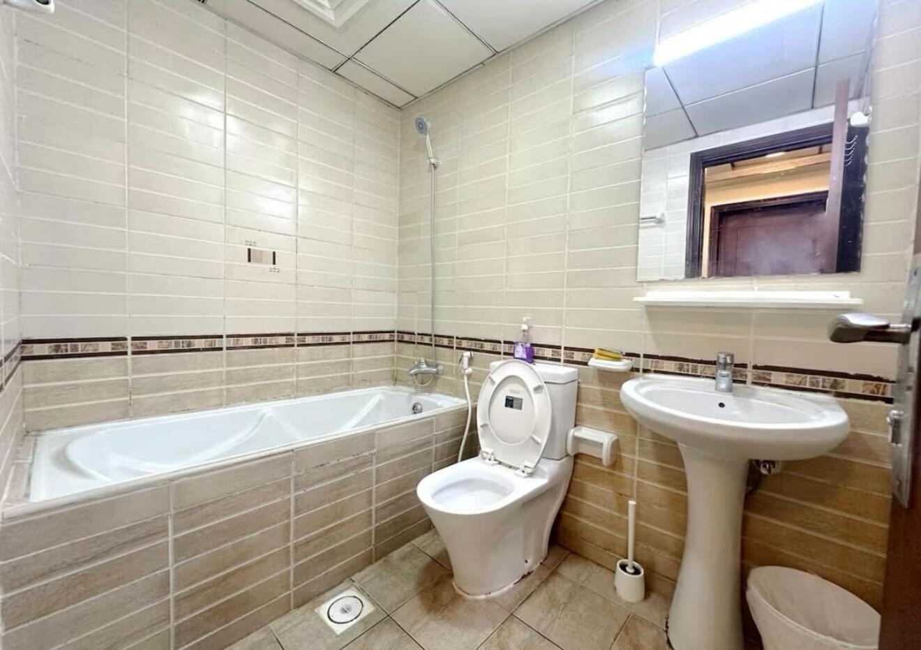 Destination Partition In Tecom Near Metro Homestay
