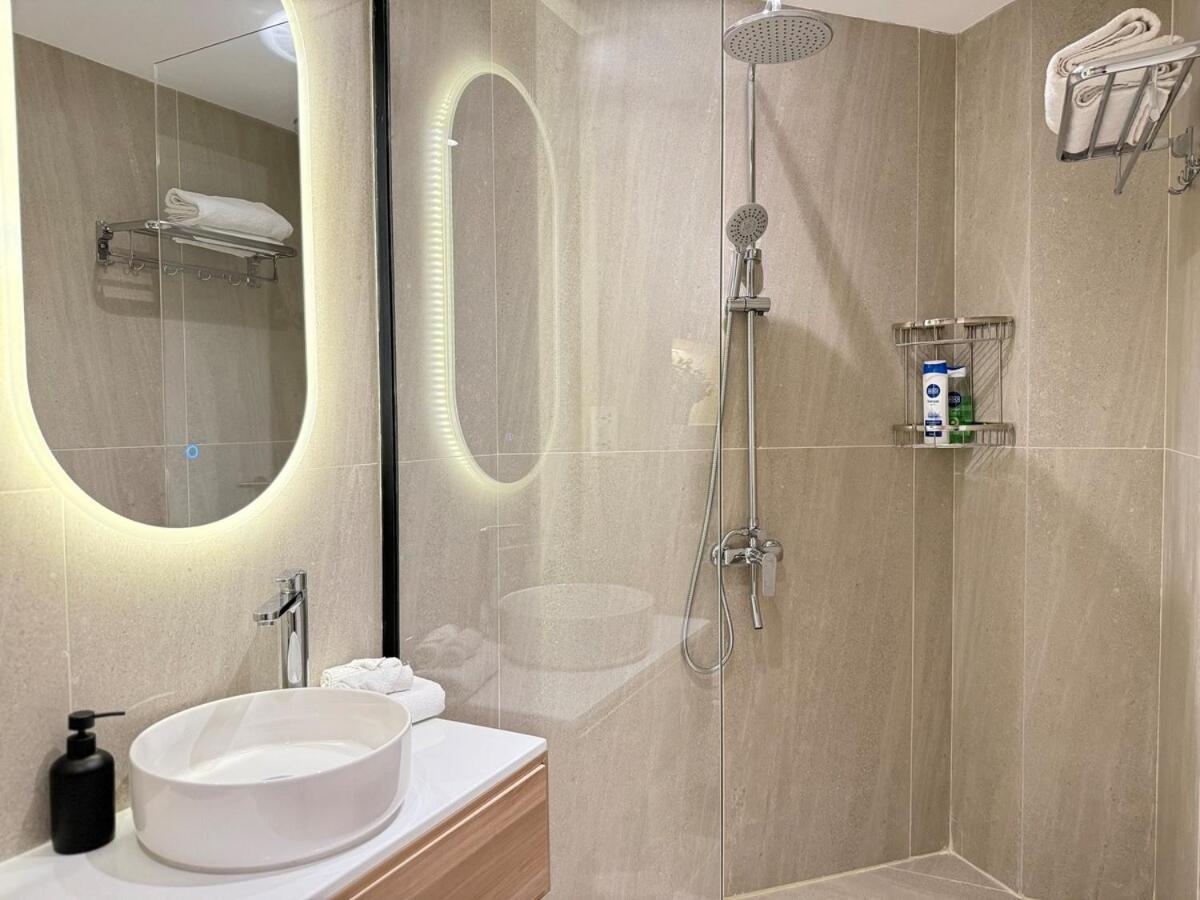 Cozy And Modern Two Bedroom In Marina
