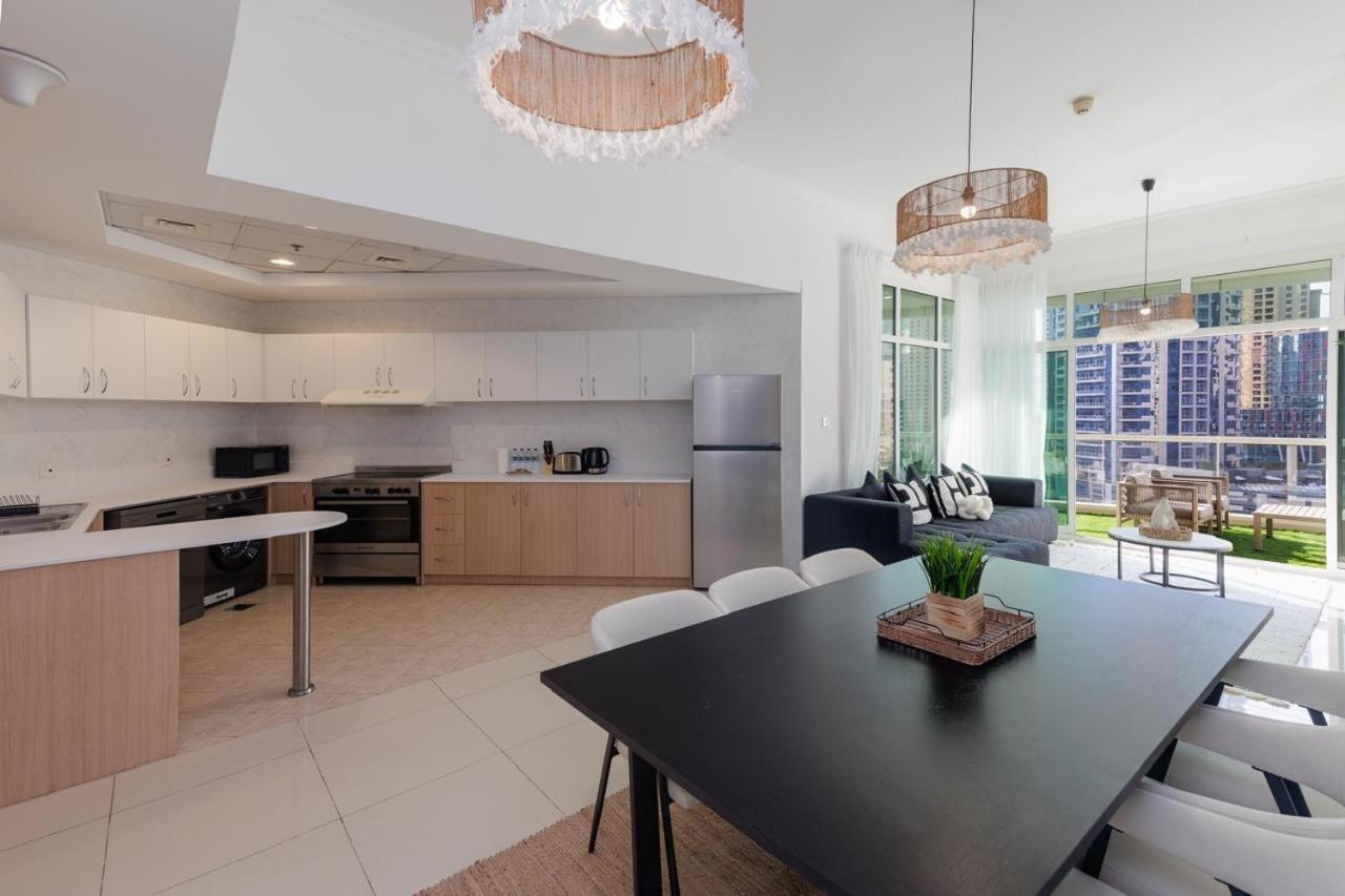 Waterfront Flat Stunning View Sleeps 6 Dubai