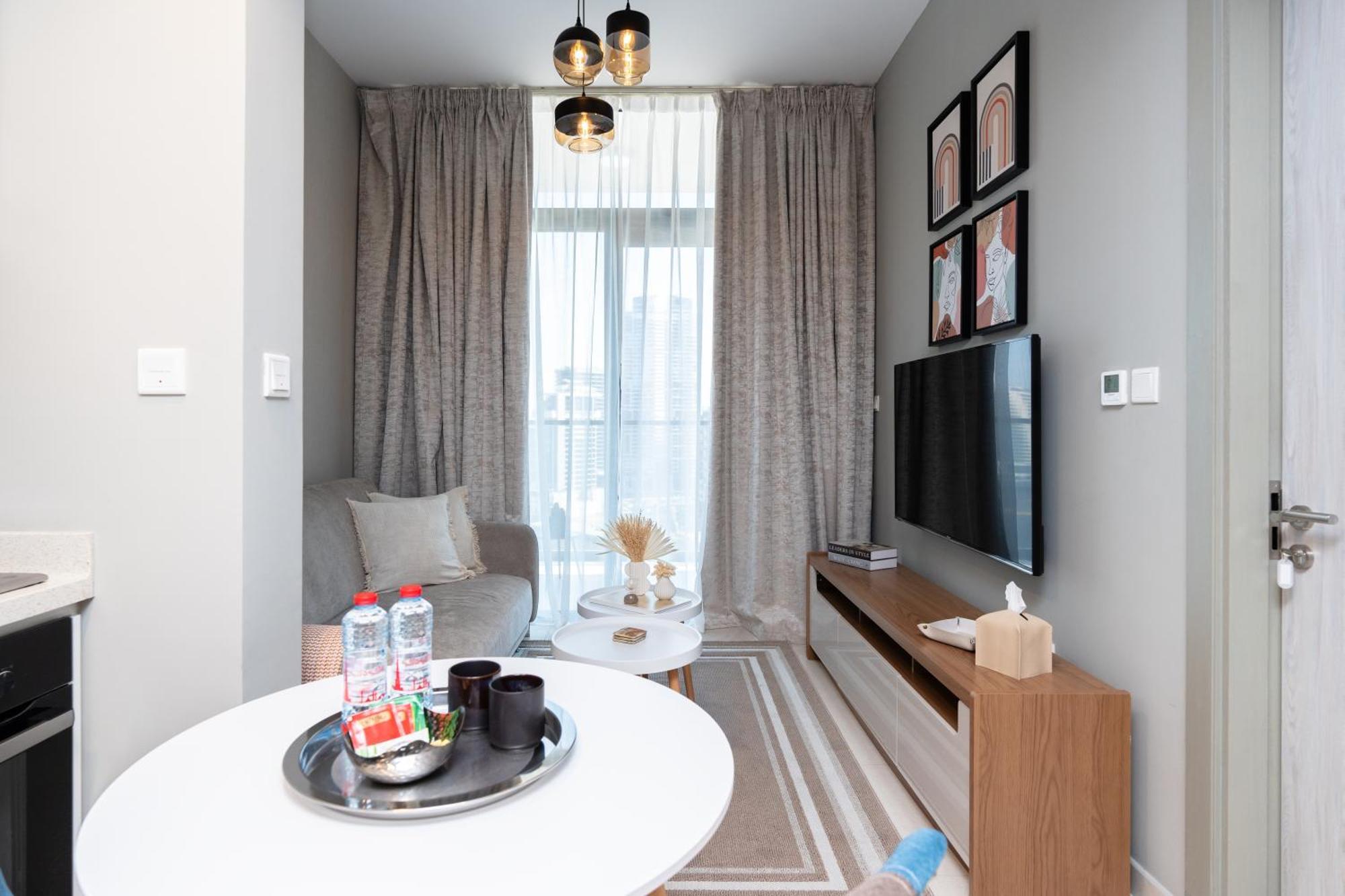 Keyrock Living - Lakeview Escape In Business Bay *