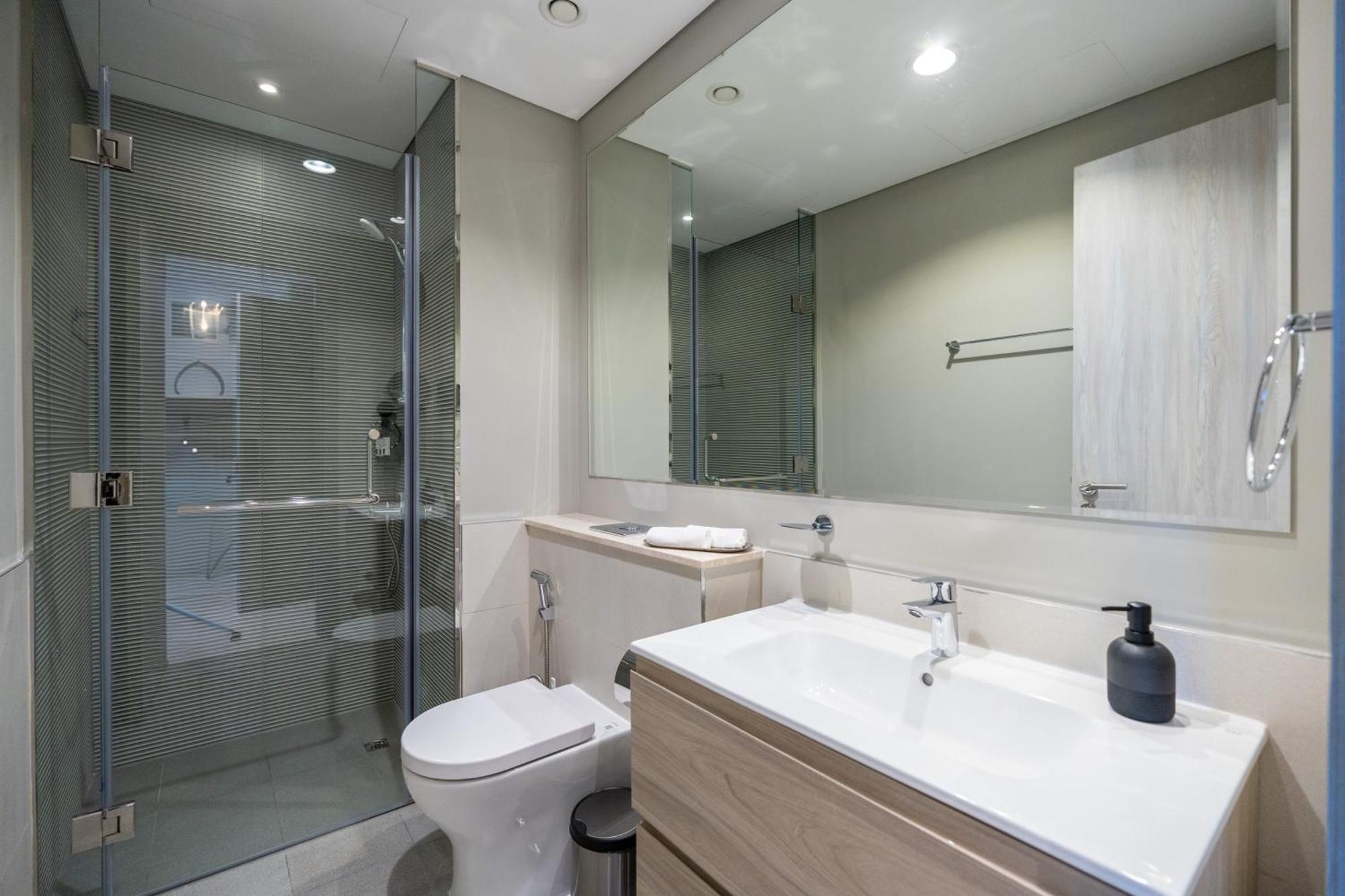 Keyrock Living - Lakeview Escape In Business Bay