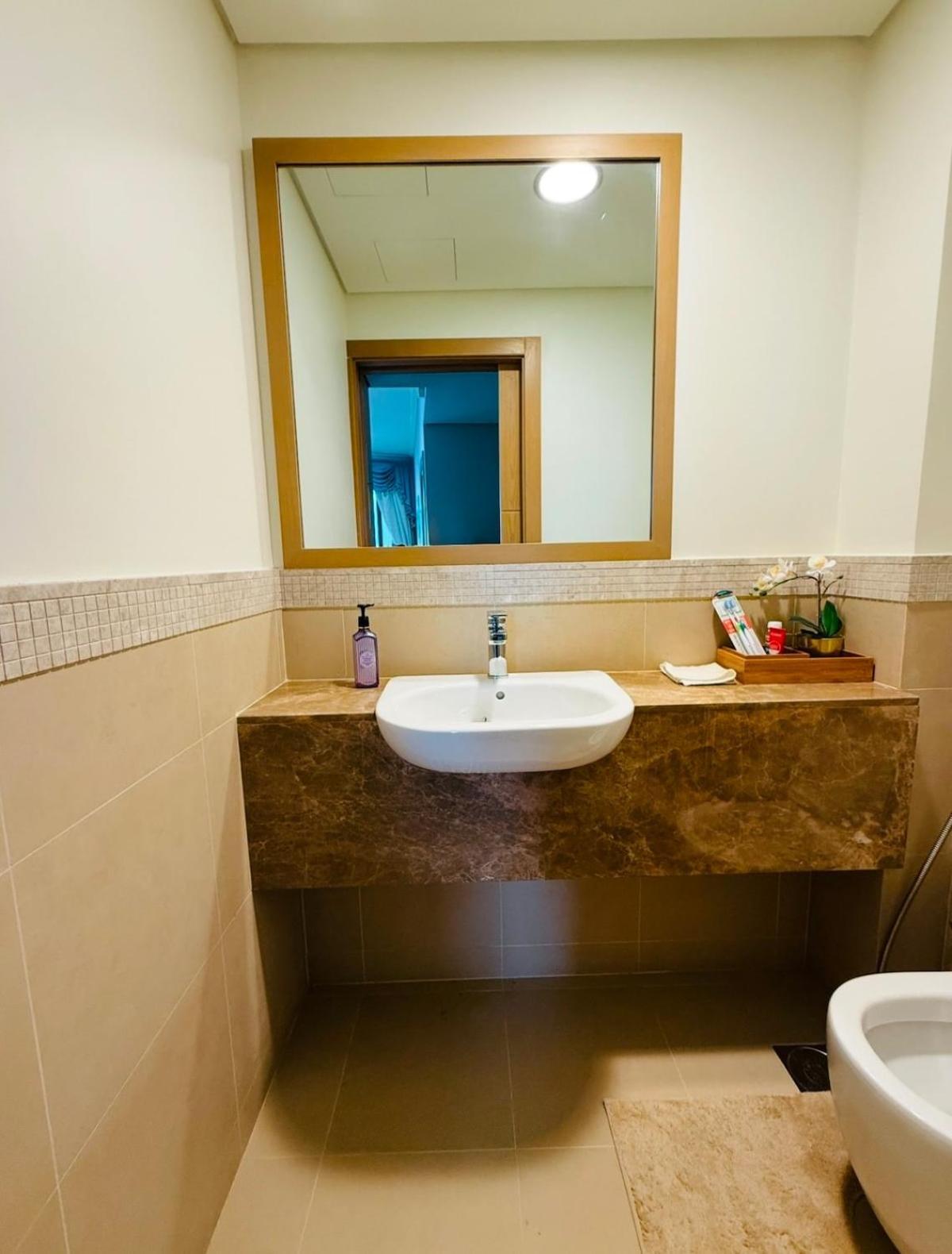Nivis Find-burj Vista-direct Access To Mall Apartment Dubai