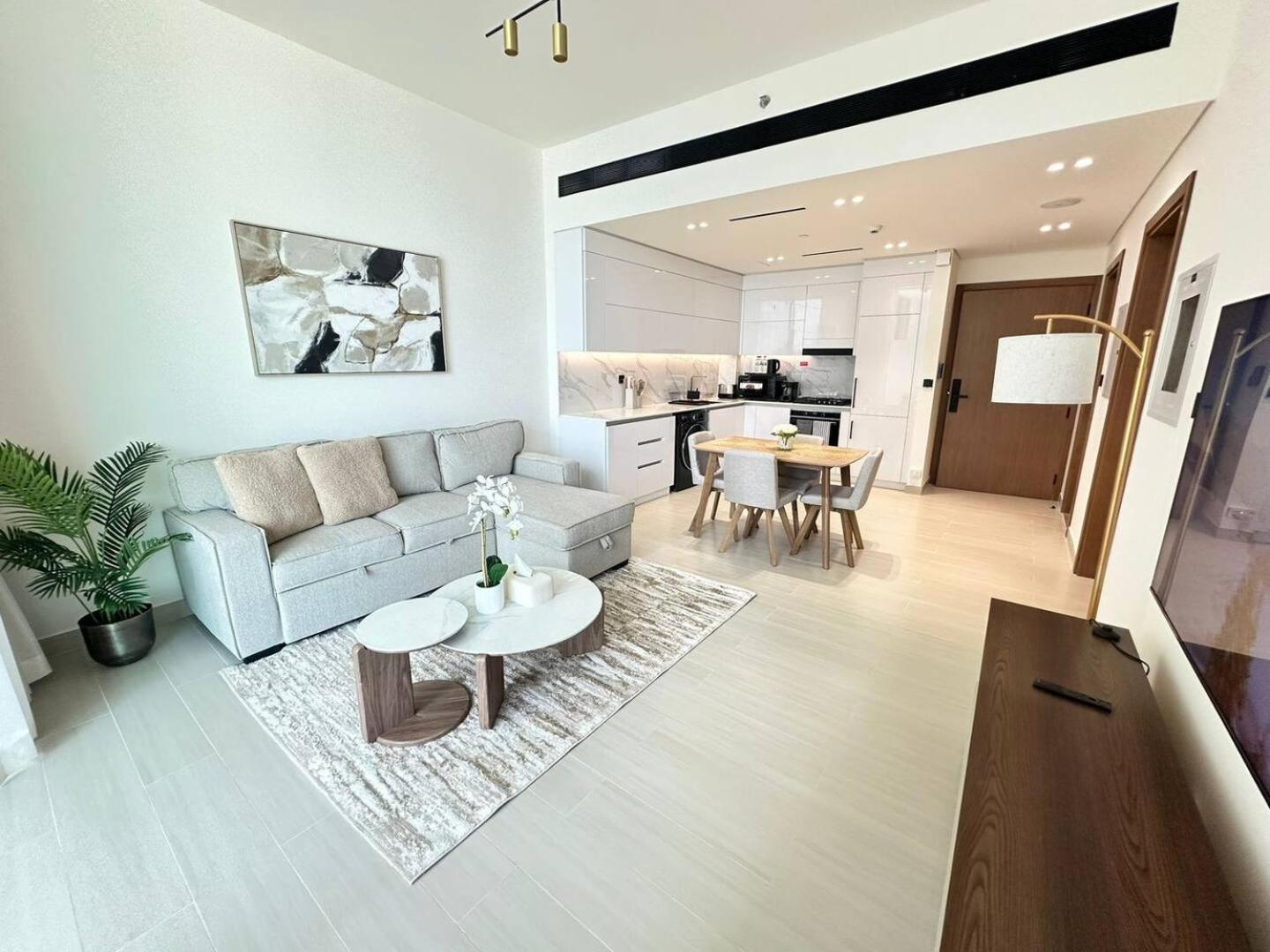 Comfortable 1Br Jvc Balcony Parking *