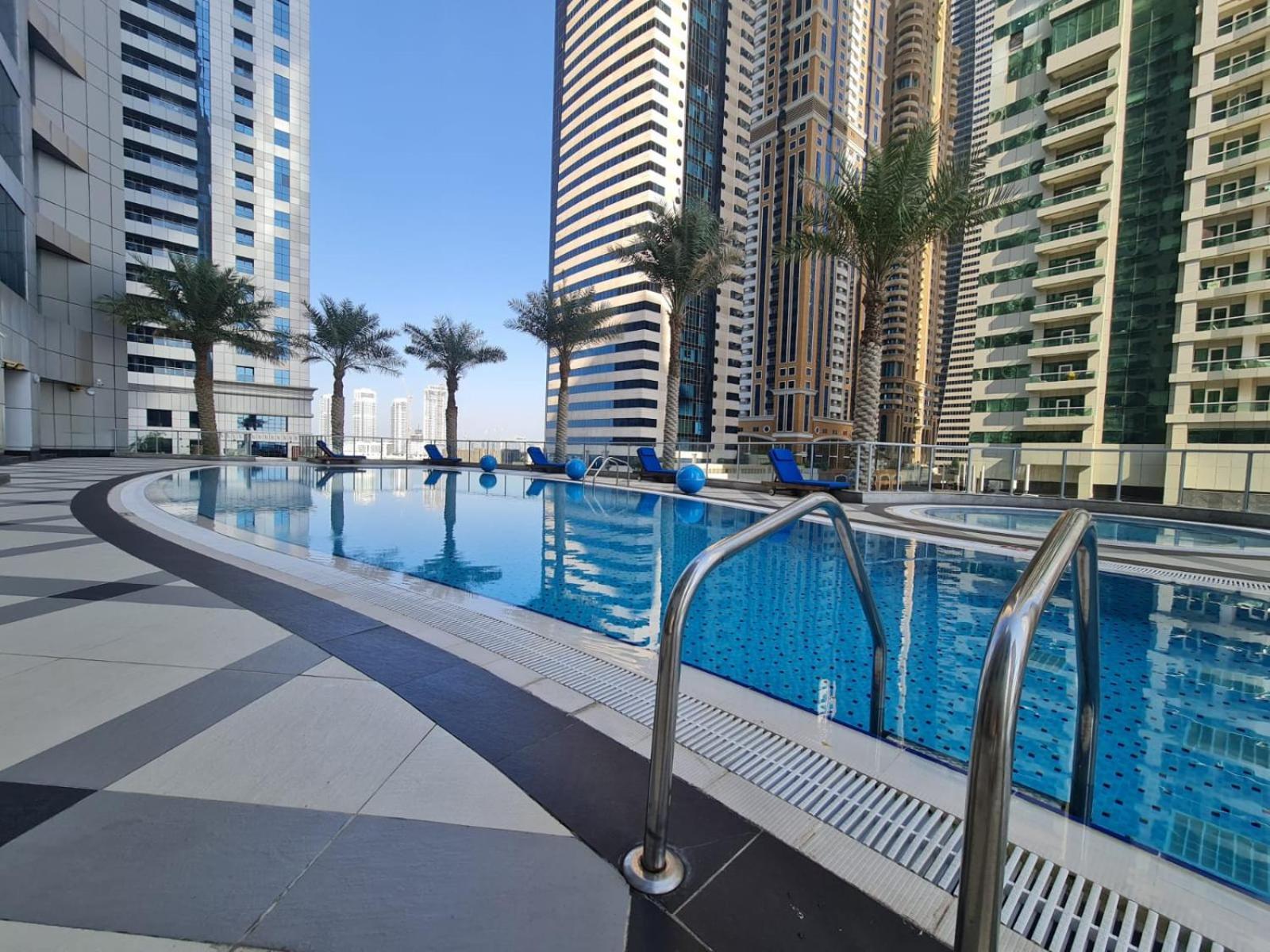 Classy Upgraded High Floor Prime Location Appartement