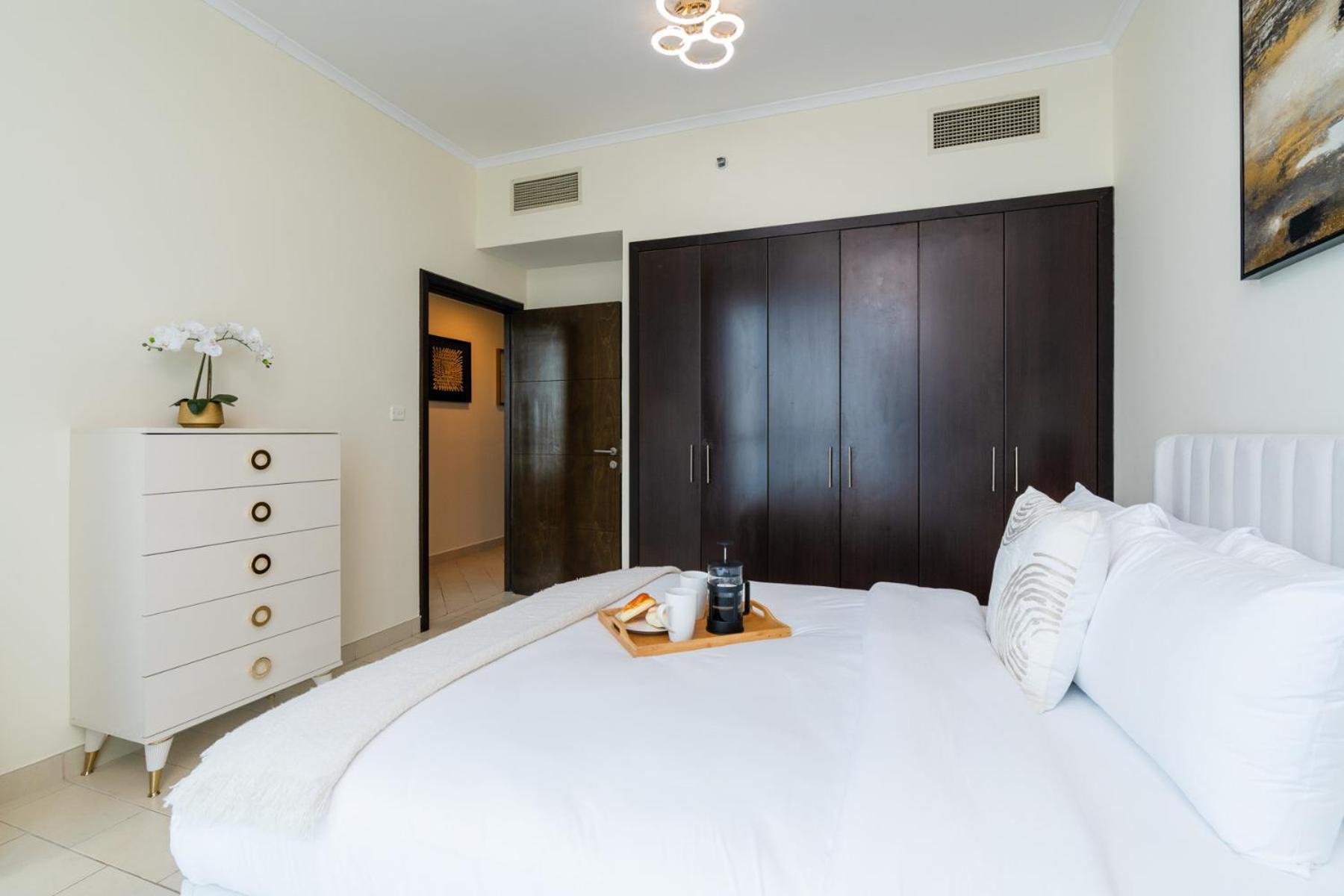Classy Upgraded High Floor Prime Location Appartement