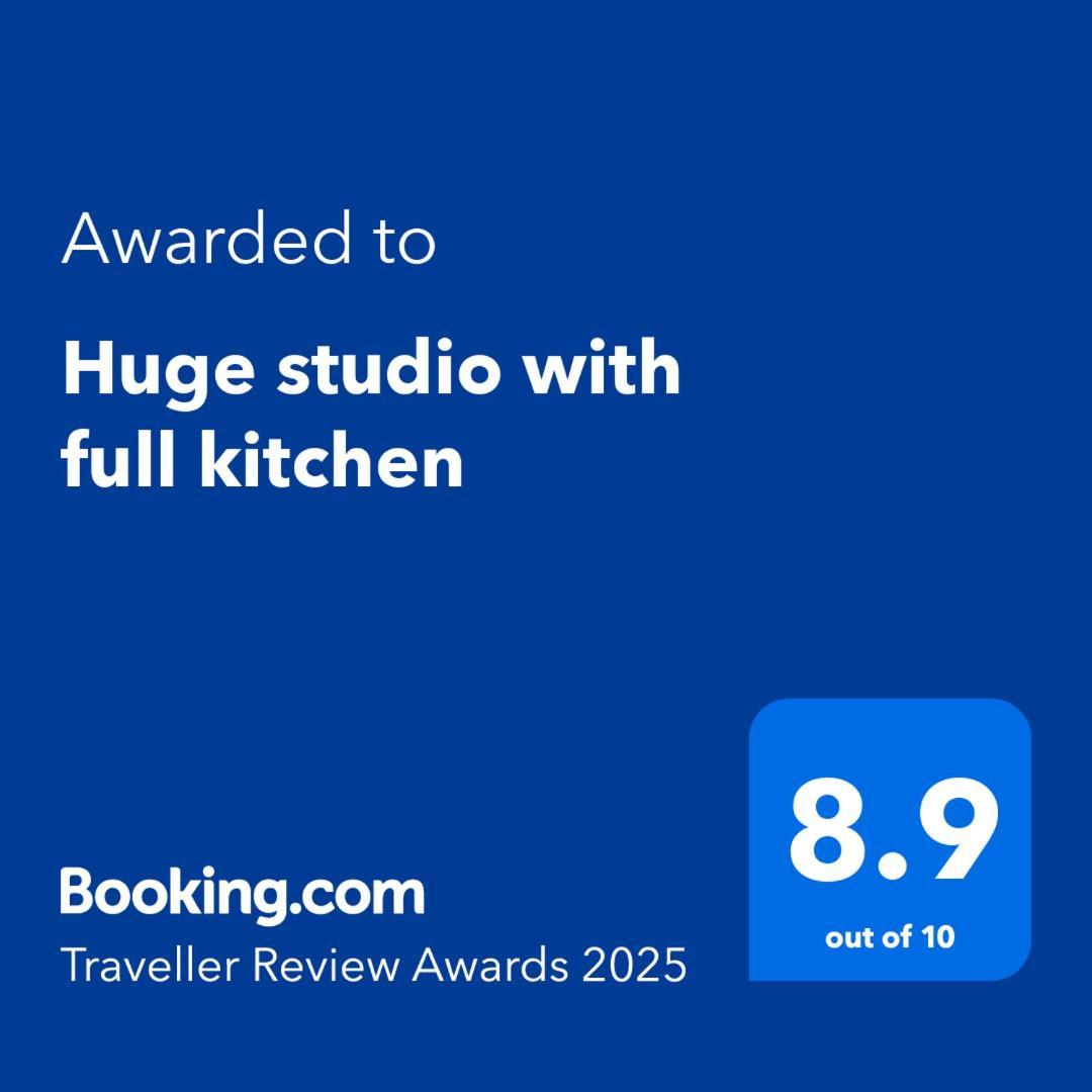 Huge With Full Kitchen Appartement Dubai