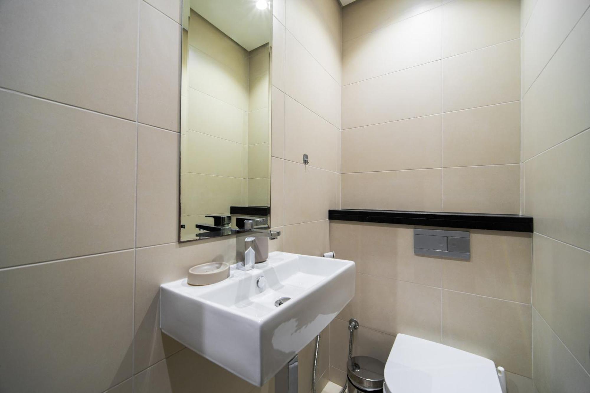 Silverene Tower, 28th-floor Marina View, Walk To