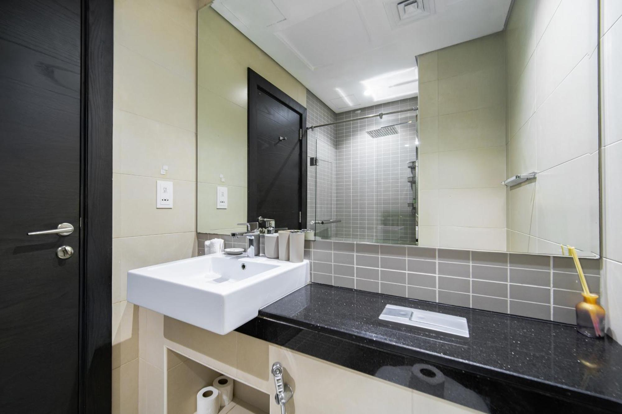 Appartement Silverene Tower, 28th-floor Marina View, Walk To *