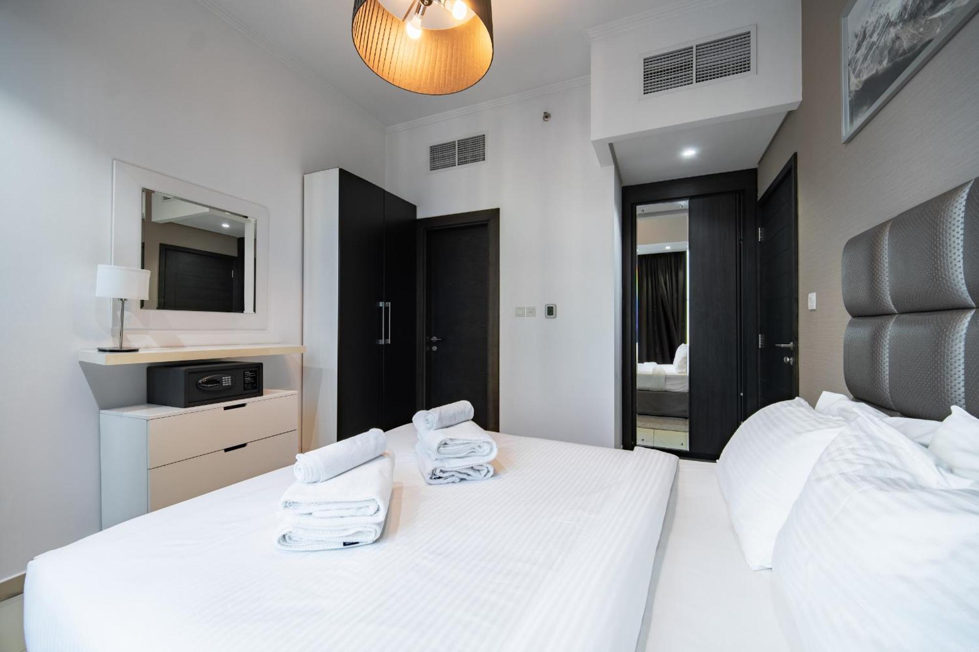 Silverene Tower, 28th-floor Marina View, Walk To