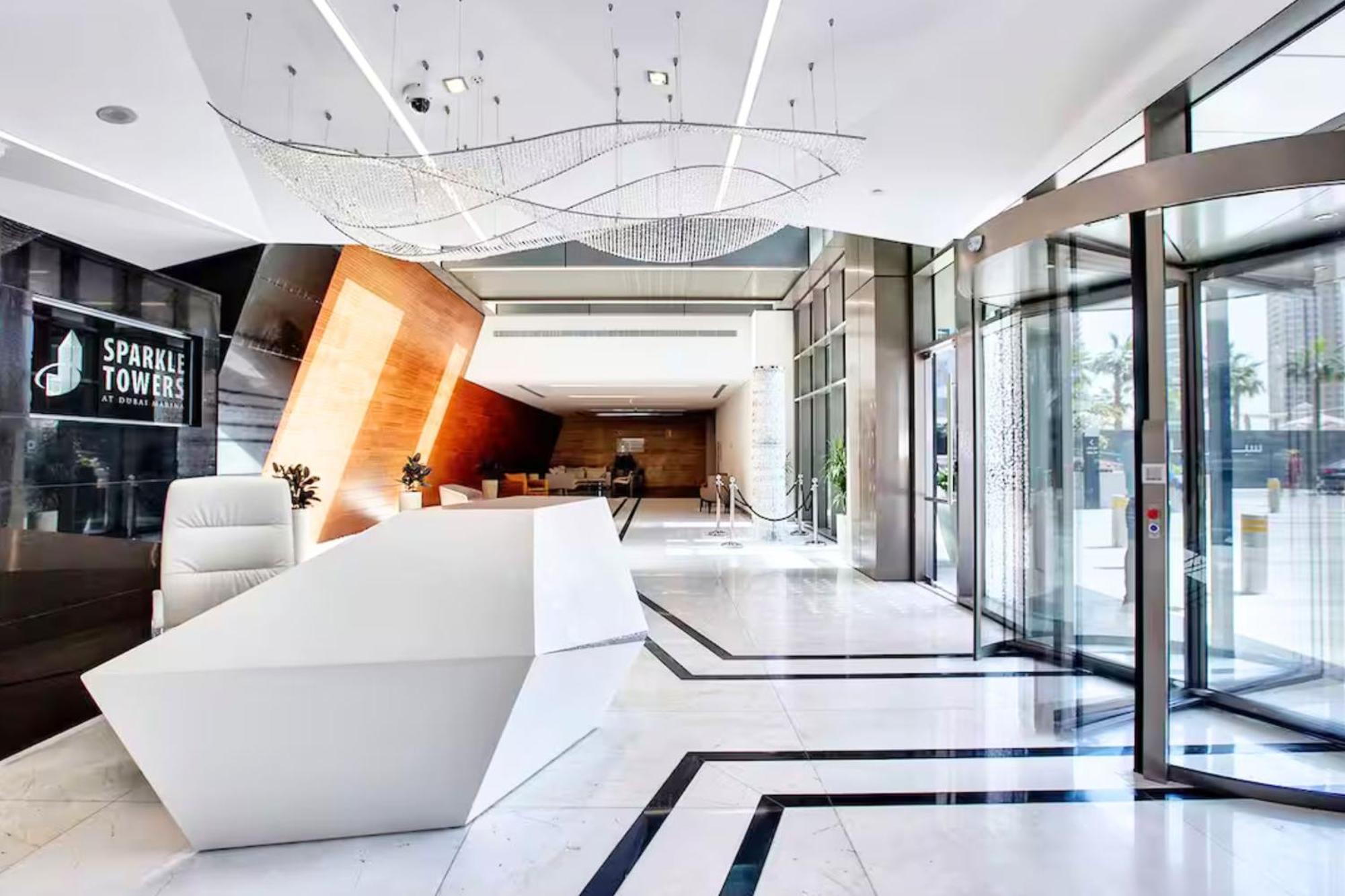 Luxe 1br In Sparkle Towers - 2 Balconies And Marina Views *