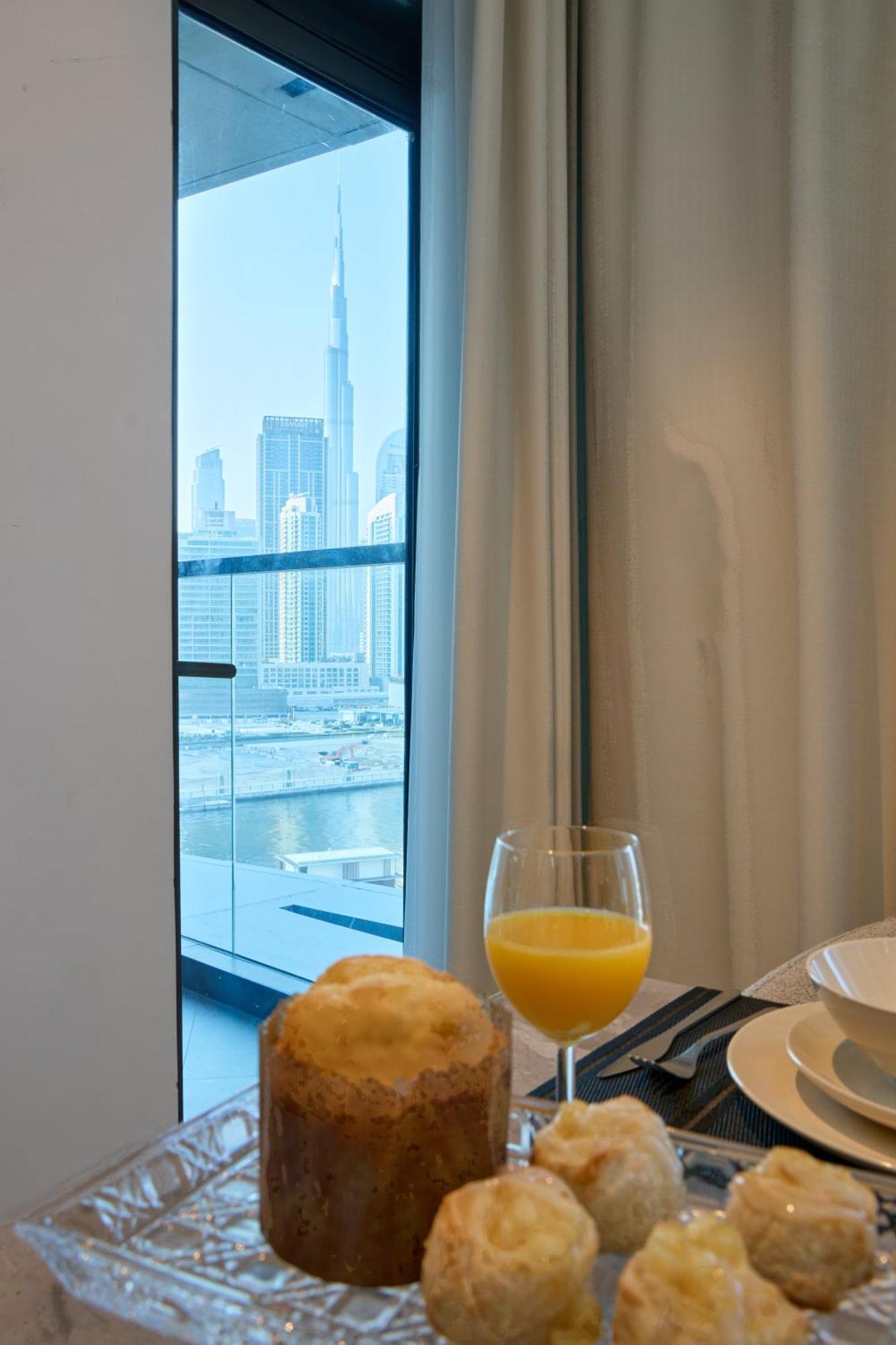 Apartment Full Burj Khalifa & Canal View I 7 Mins To Mall I Exclusive 2bhk For Up To 6 People