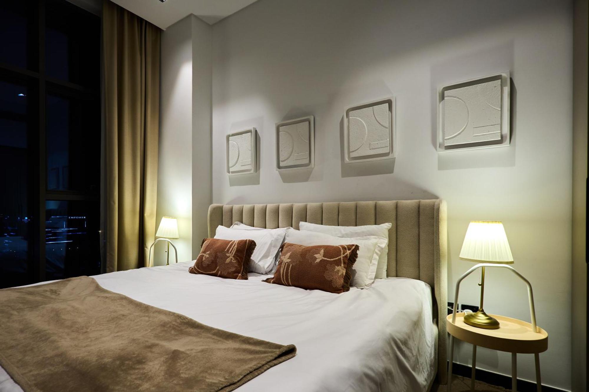 Full Burj Khalifa & Canal View I 7 Mins To Mall I Exclusive 2bhk For Up To 6 People