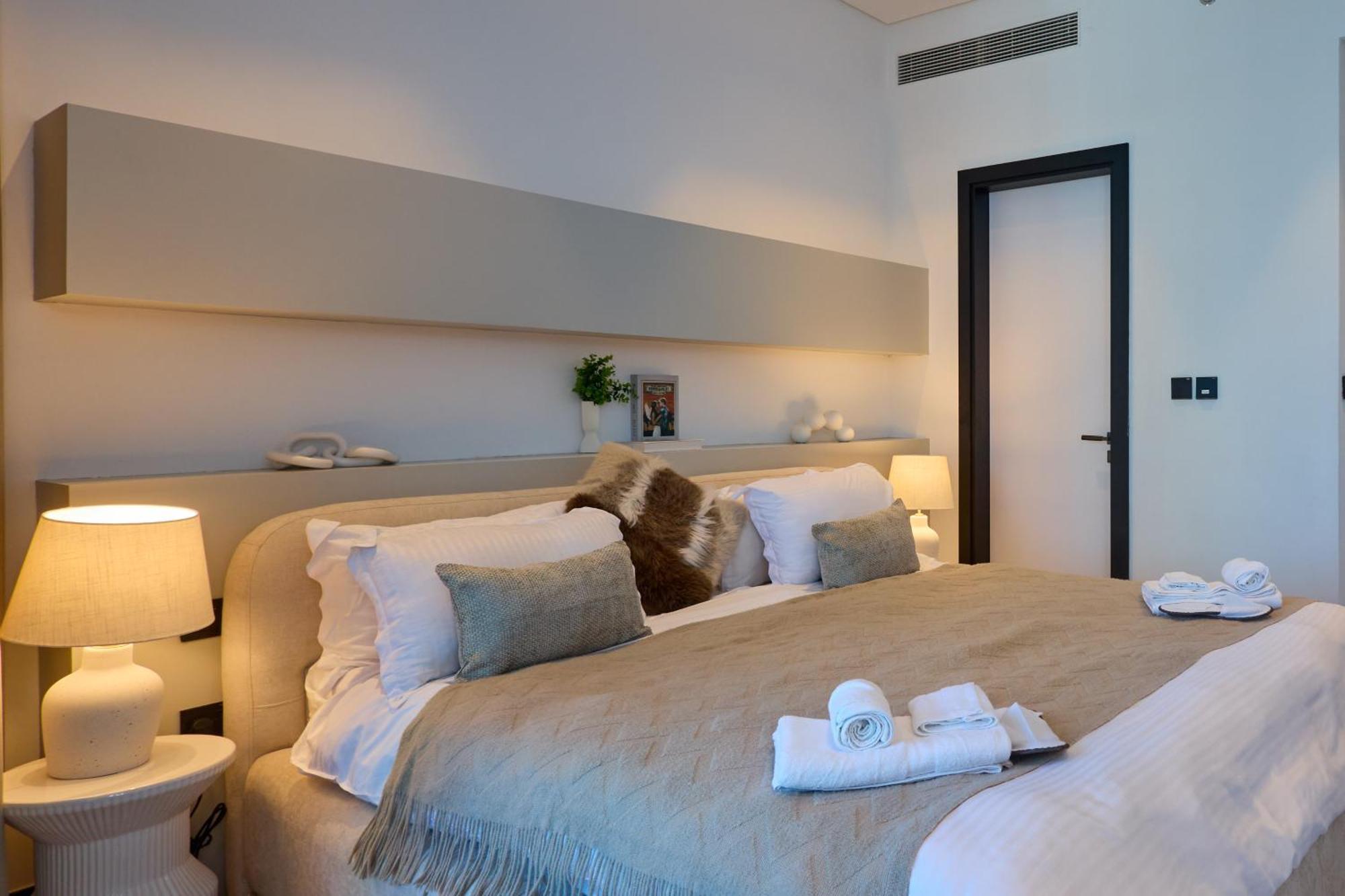 Full Burj Khalifa & Canal View I 7 Mins To Mall I Exclusive 2bhk For Up To 6 People Apartment *