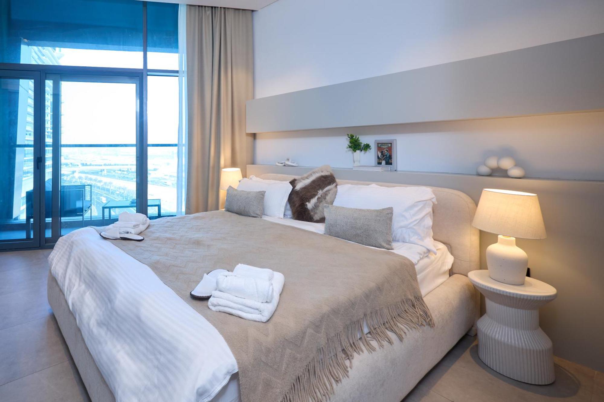 Apartment Full Burj Khalifa & Canal View I 7 Mins To Mall I Exclusive 2bhk For Up To 6 People Dubai