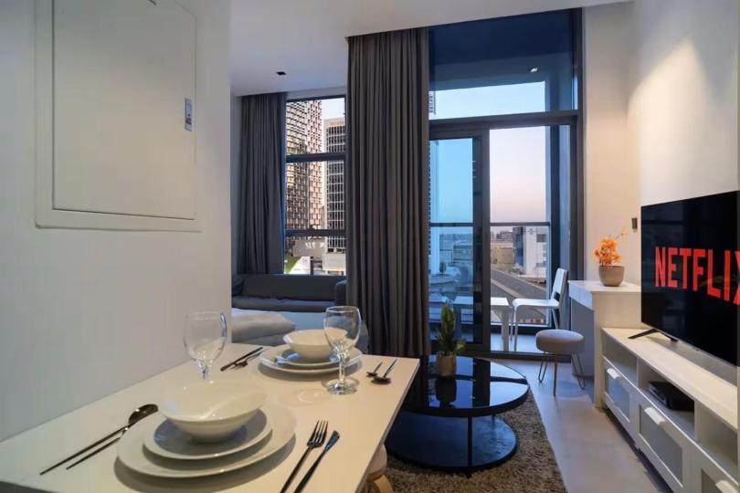 Luxe 5 Star Next To Downtown Apartment