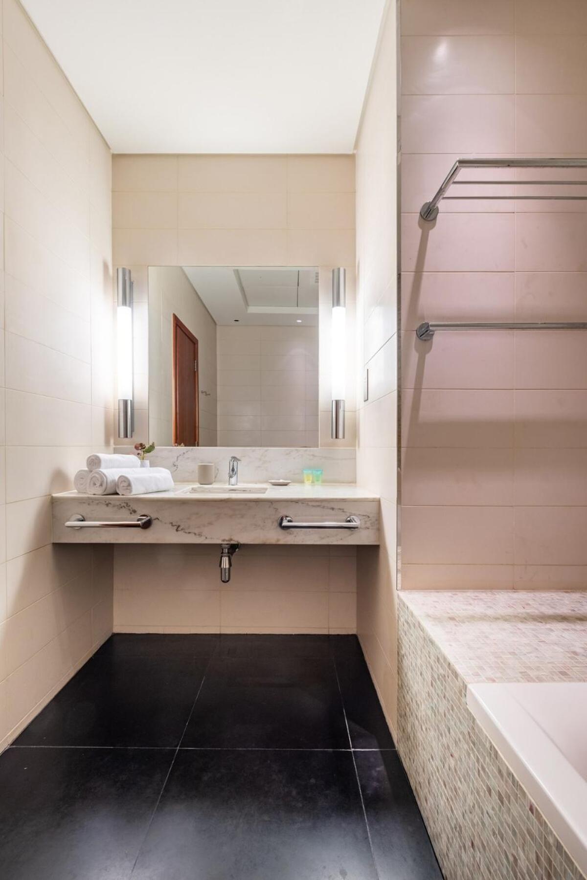 Appartement Park Tower Difc - 10 Minutes Walk To Metro - Spacious 1bdr