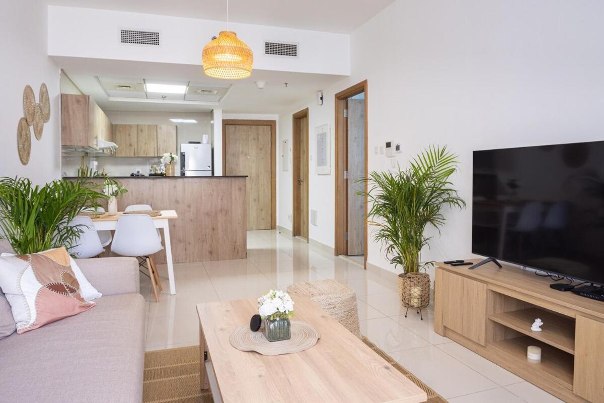 Waves - Charming With Balcony Steps From The Dubaï