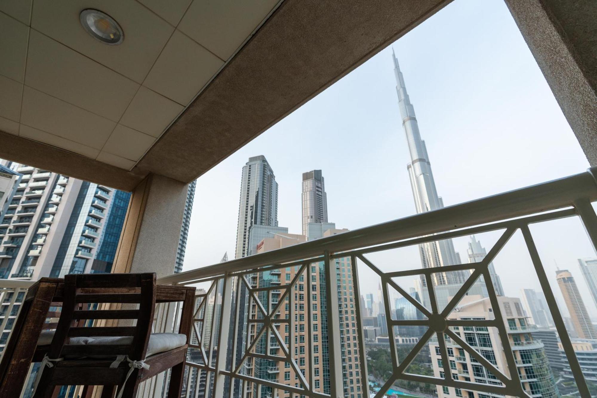 Amazing Views & Location Downtown 1 Br Apartment *