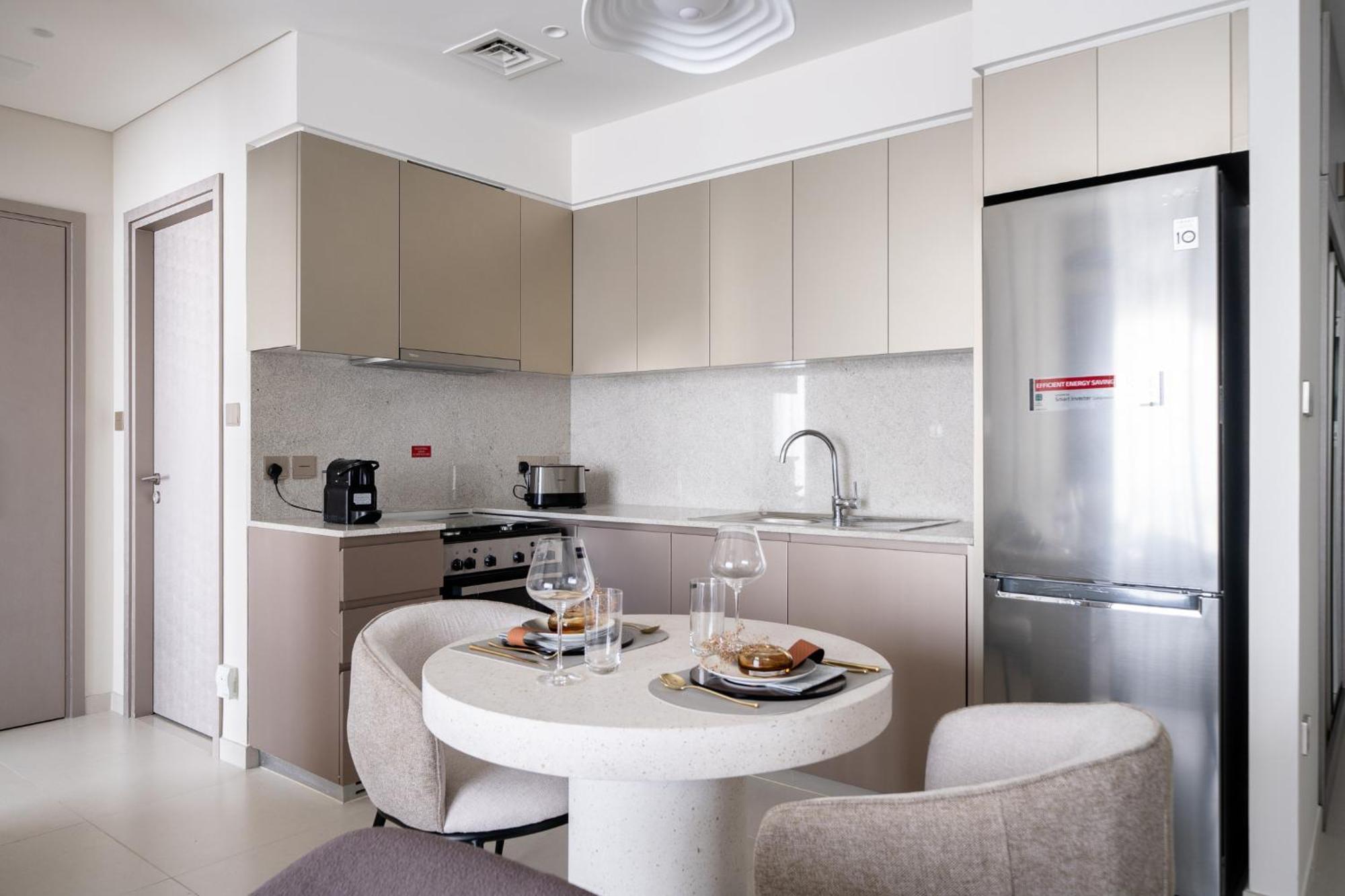 Brand New Elegant 1 Bedroom I Steps From Mall Appartement