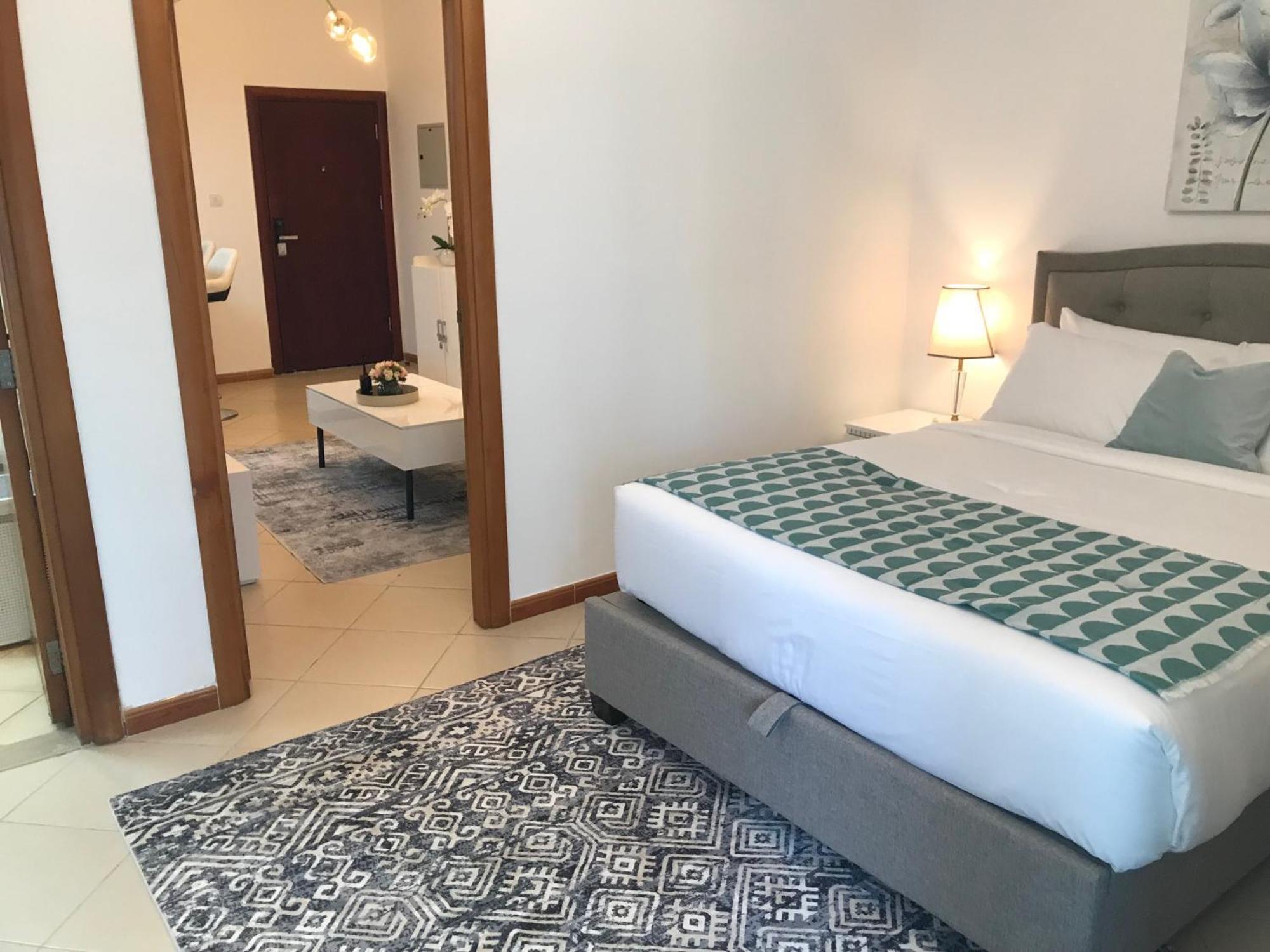 Apartamento Cozy One Bedroom Close To And Metro Station Dubái