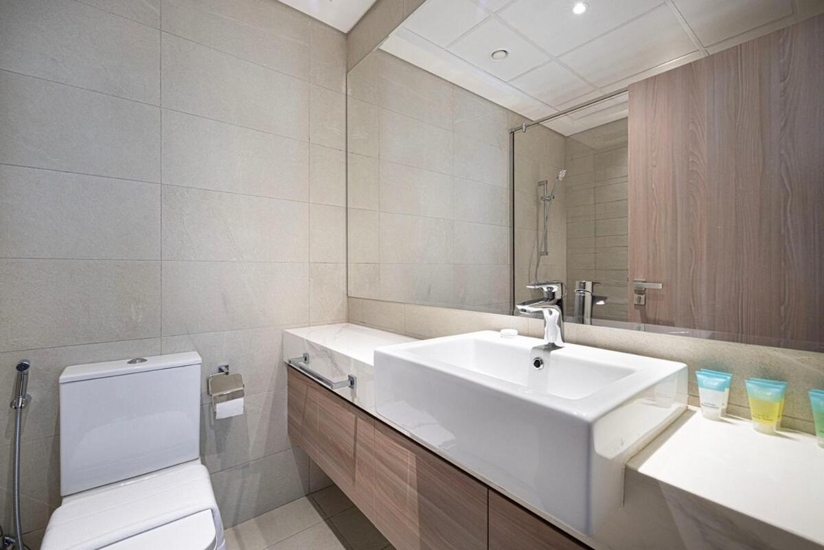 Tick - 2br With Balcony In Azizi Riviera Apartment *