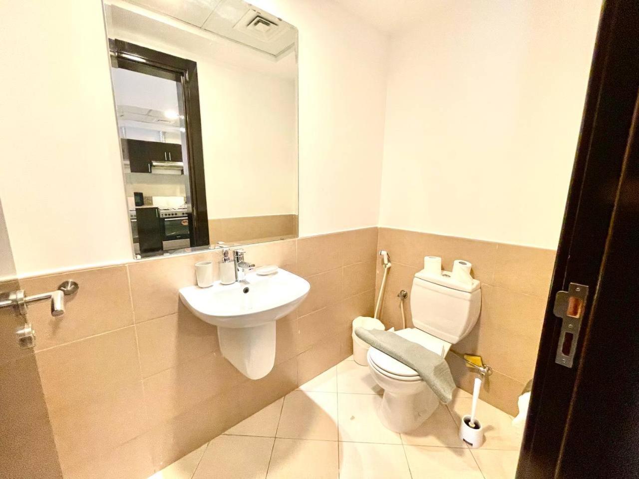 Stadium View 1bedroom In Red In Sport Lejlighed Dubai