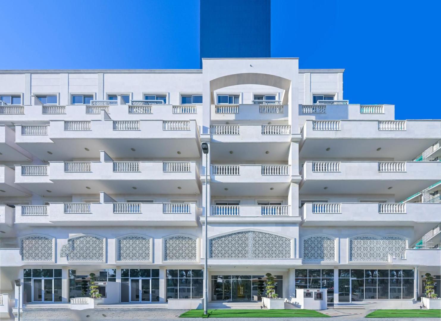Livbnb - Homey 1b With Spacious Terrace In District 14, Jvc Apartment