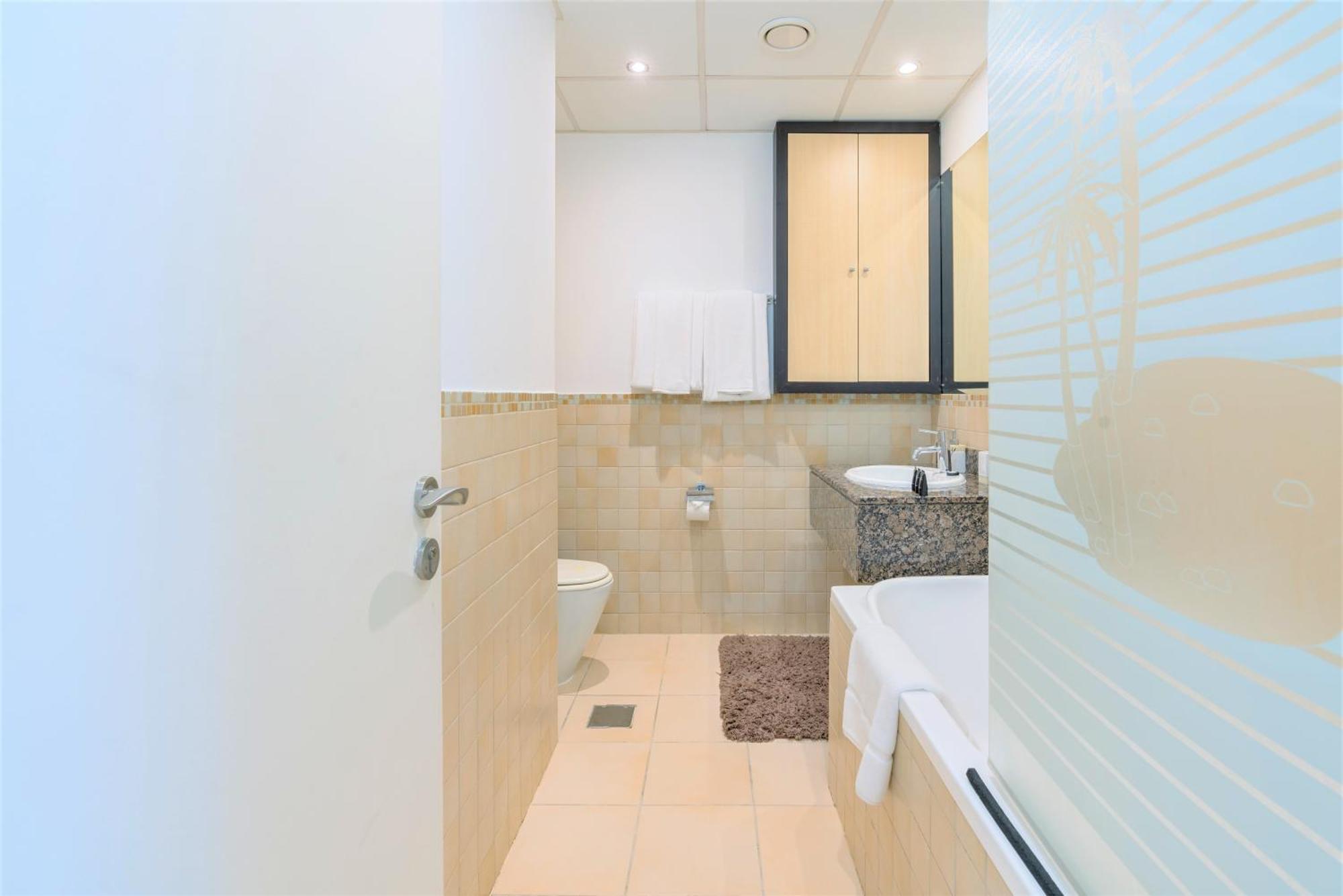 Stunning Front Eye View Jbr *