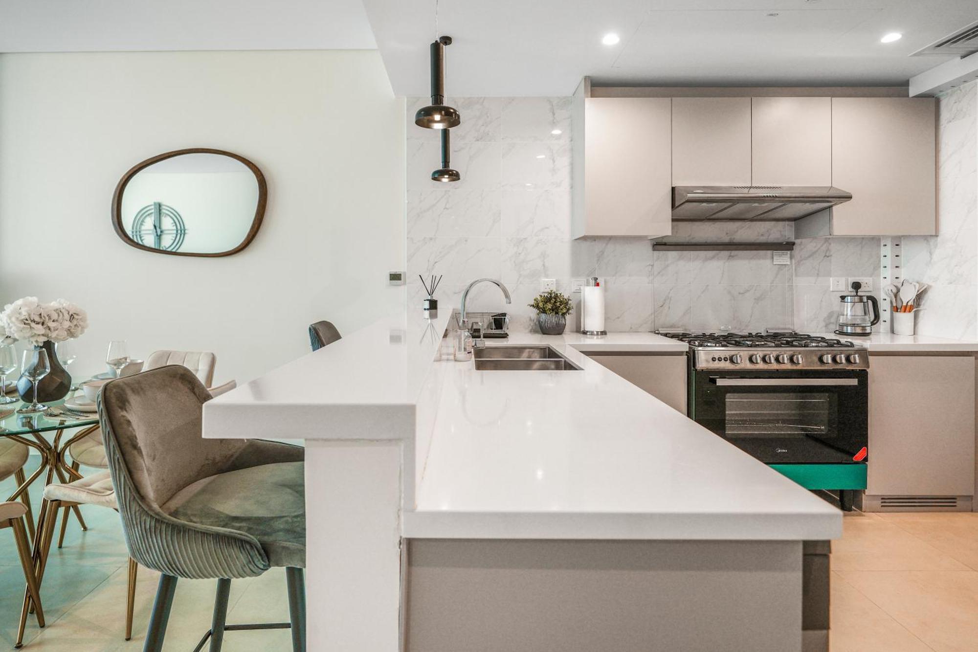 Sea View Located On The 39th Floor With Rooftop Pool Close To World Trade Centre *