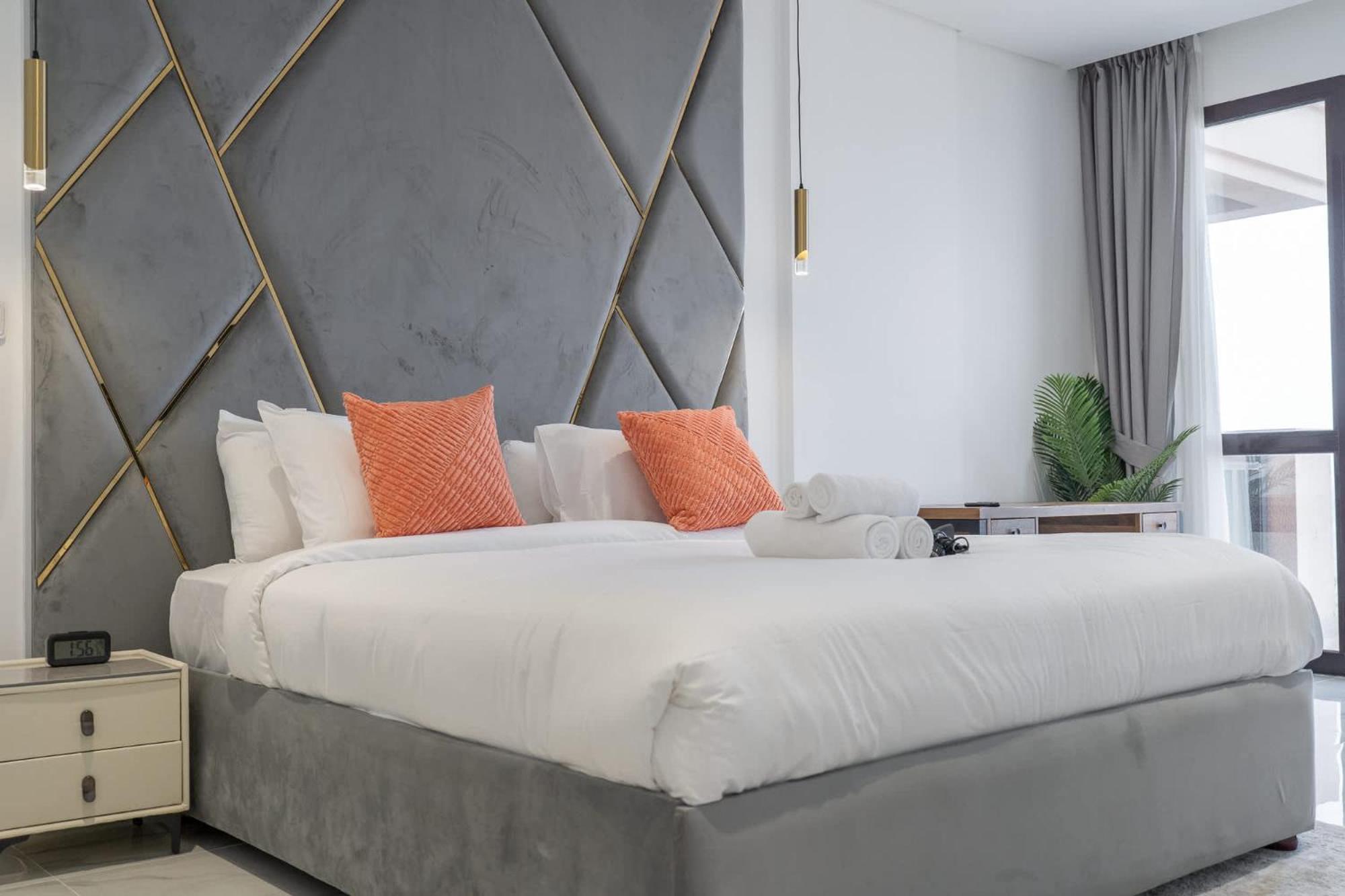 2 Bedroom With Beautiful Full Palm Waters Views *
