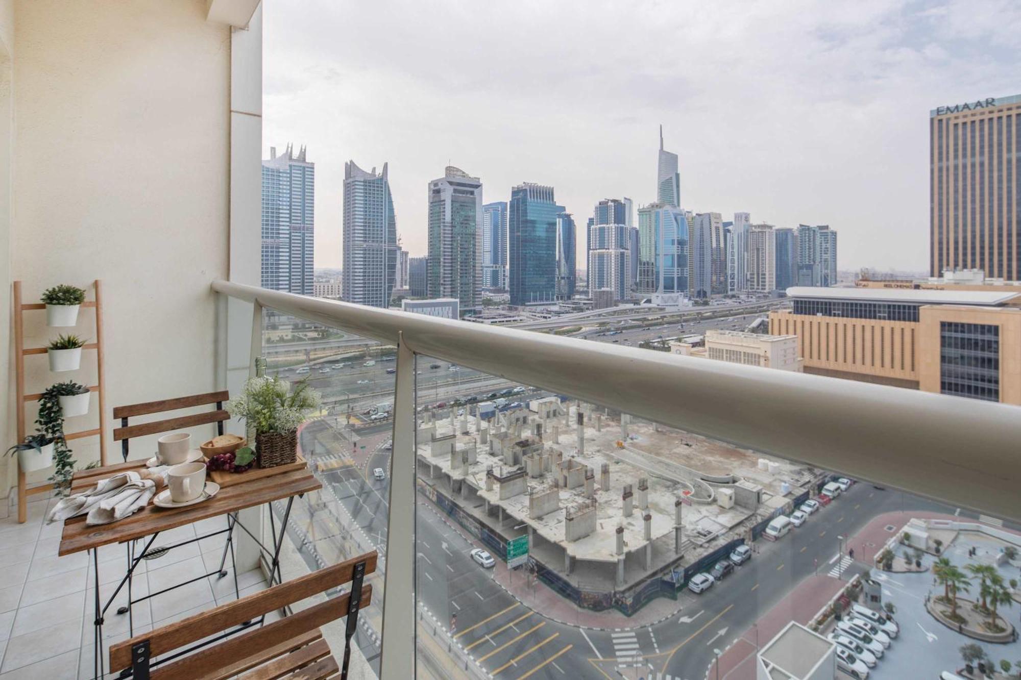 Frank Porter - Marina Views Tower Apartment