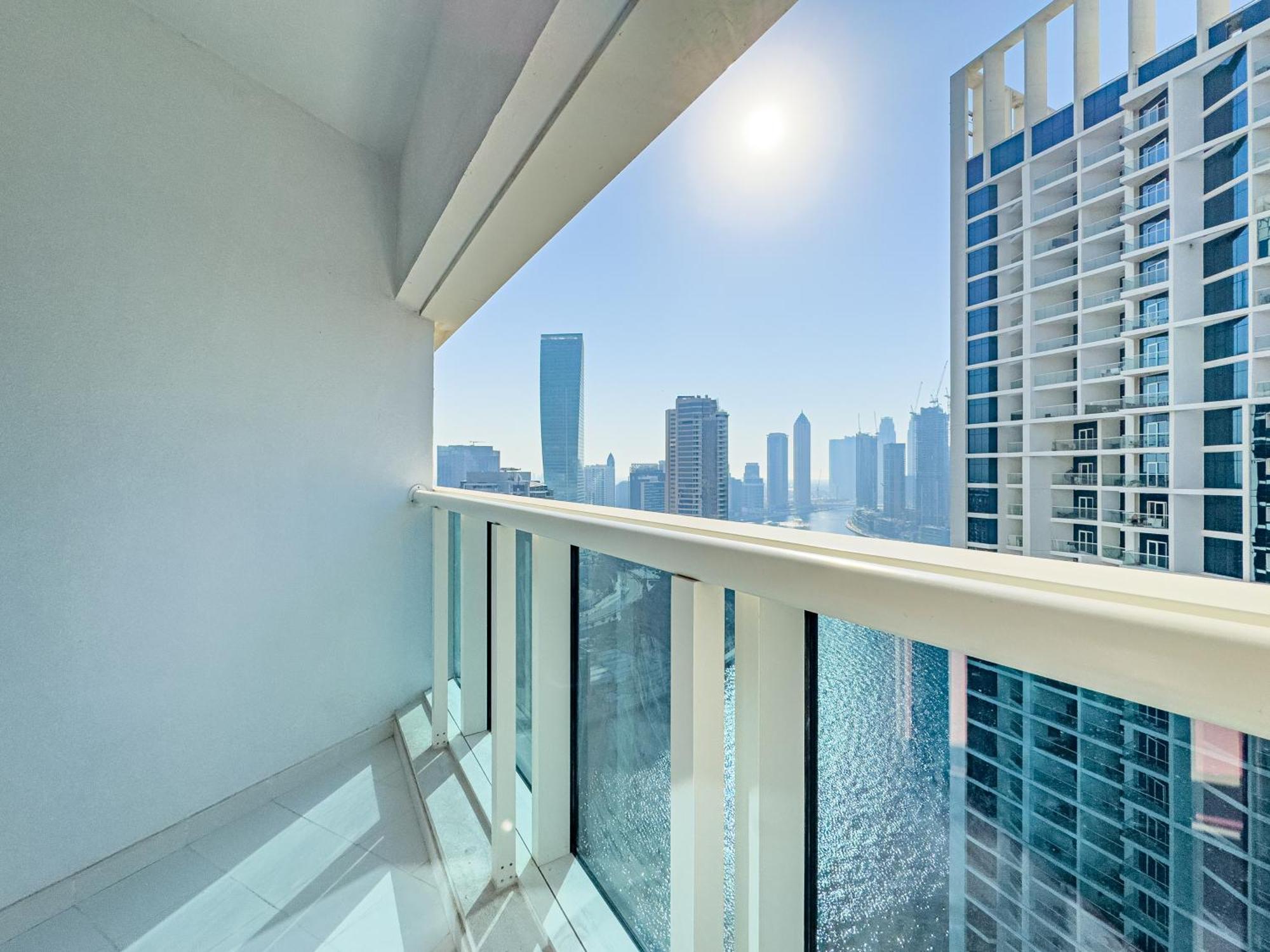 Deluxe One-bedroom In Business Bay With Burj Khalifa And Canal View Dubai
